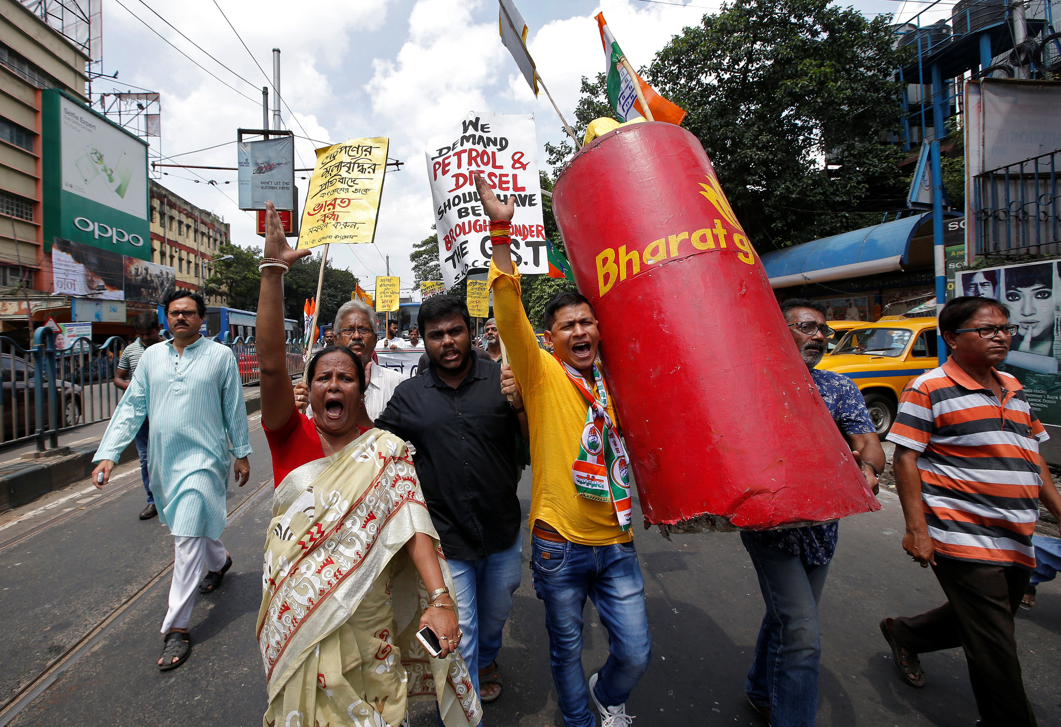 المعارضين فى الهند يهتفون بشعارات مناهضة للحكومة وهم يحملون نموذجا لأسطوانة غاز البترول المسال