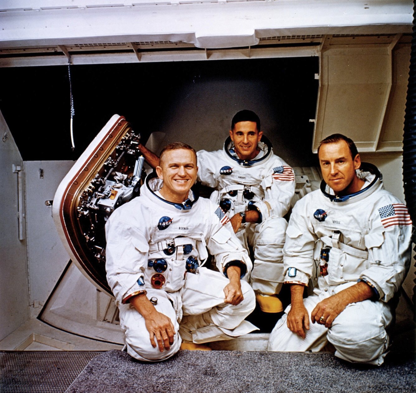 فرانك بورمان (على اليسار) فى رحلة أبولو 8 إلى القمر