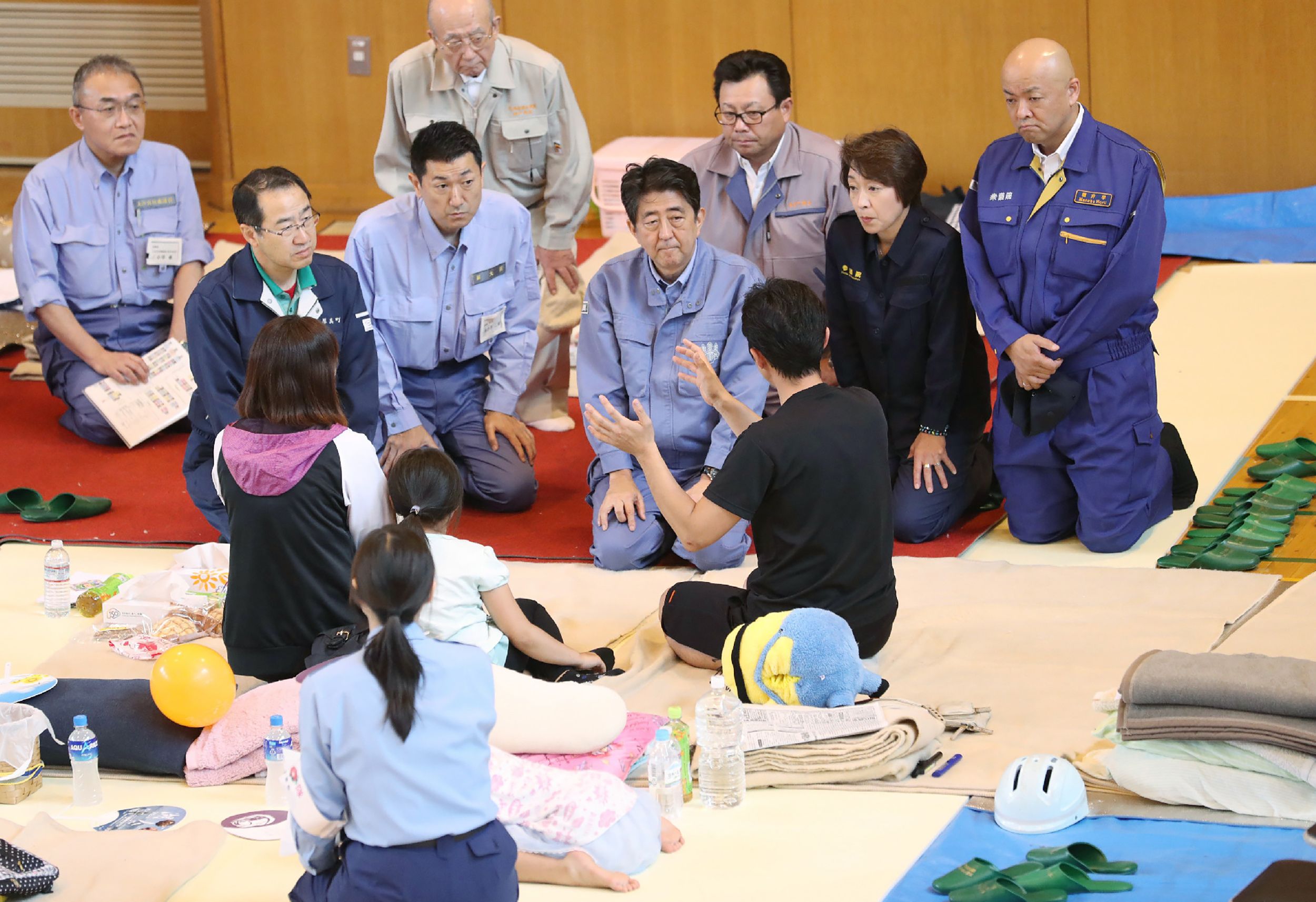 أحد الضحايا يشرح لرئيس وزراء اليابان الأضرار