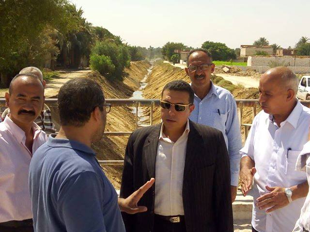 رئيس مركز ملوى بالمنيا يتابع أعمال تطهير مخرات السيول (1)