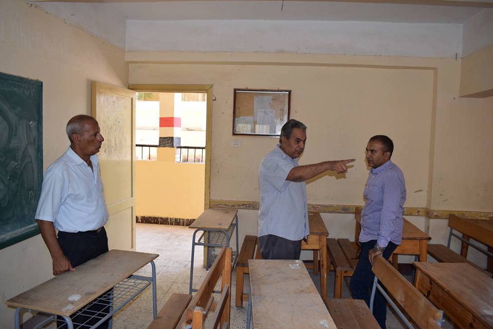 رئيس مركز ابوقرقاص بالمنيا يتابع استعدادات المدارس  (1)