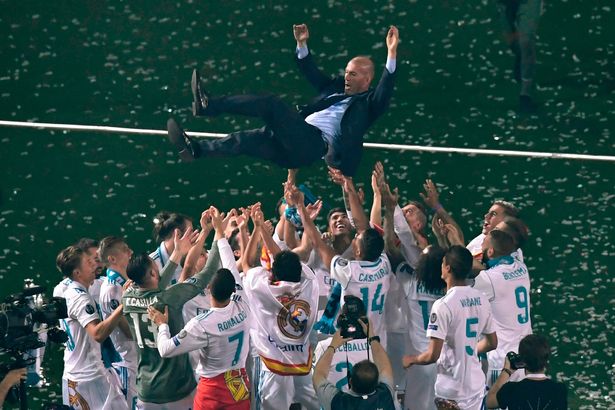 لاعبو ريال مدريد يحملون زيدان بعد التتويج بلقب دورى أبطال أوروبا
