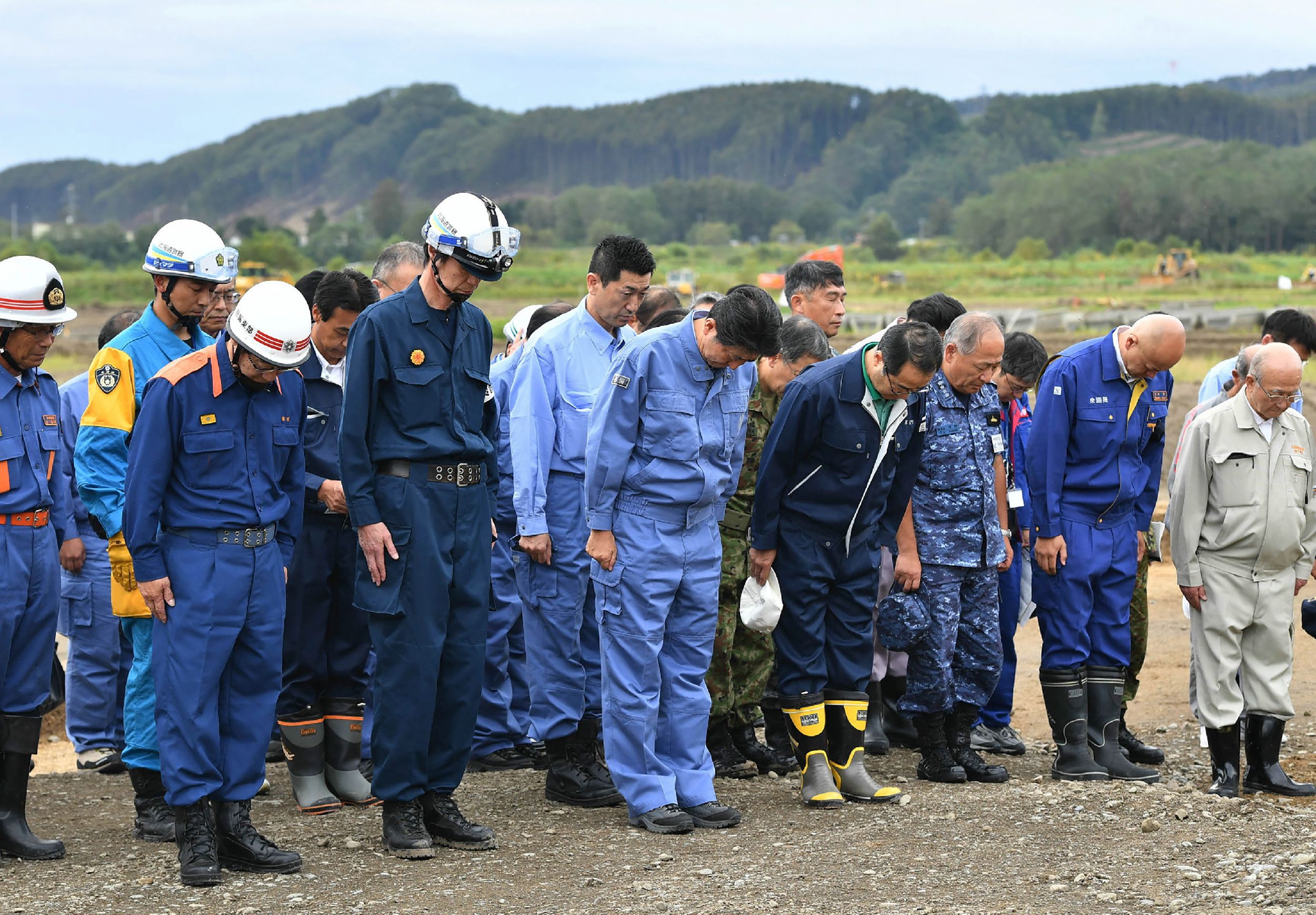 رئيس وزراء اليابان يقف حداد على ضحايا الزلزال