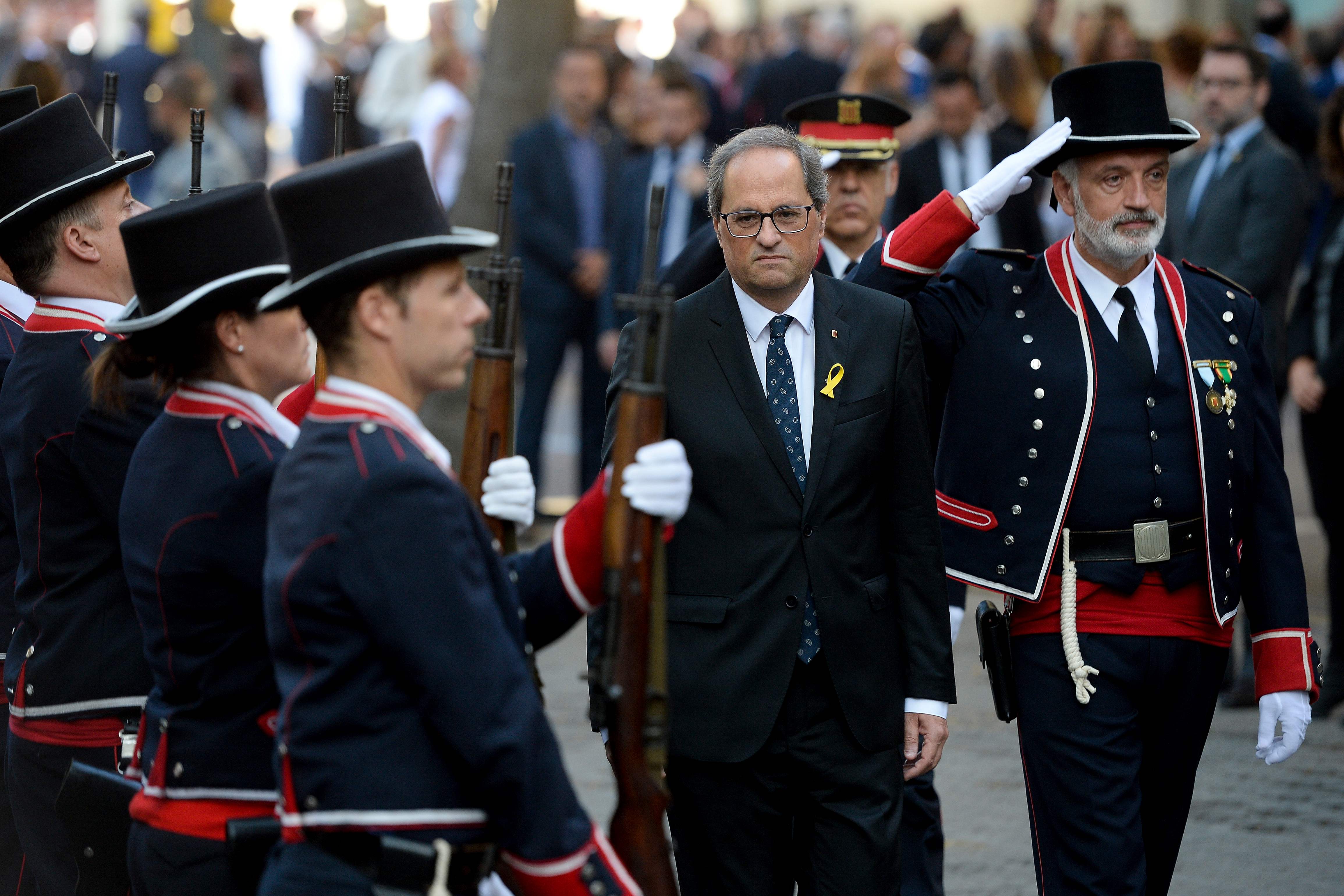 رئيس الحكومة الكاتالونية أُناء العرض العسكرى
