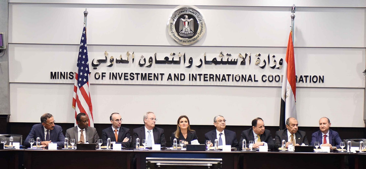 وزراء الحكومة المصرية مع القائم بالأعمال الأمريكى ووفود الشركات
