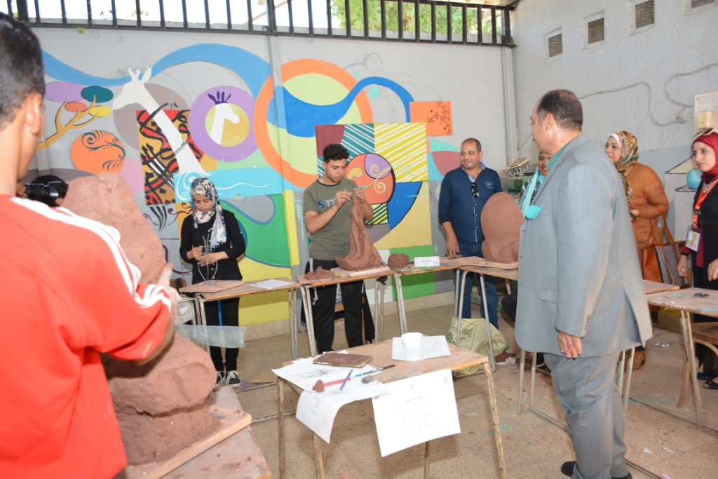افتتاح معرض التربية الفنية والاقتصاد المنزلى بجامعة أسيوط (6)