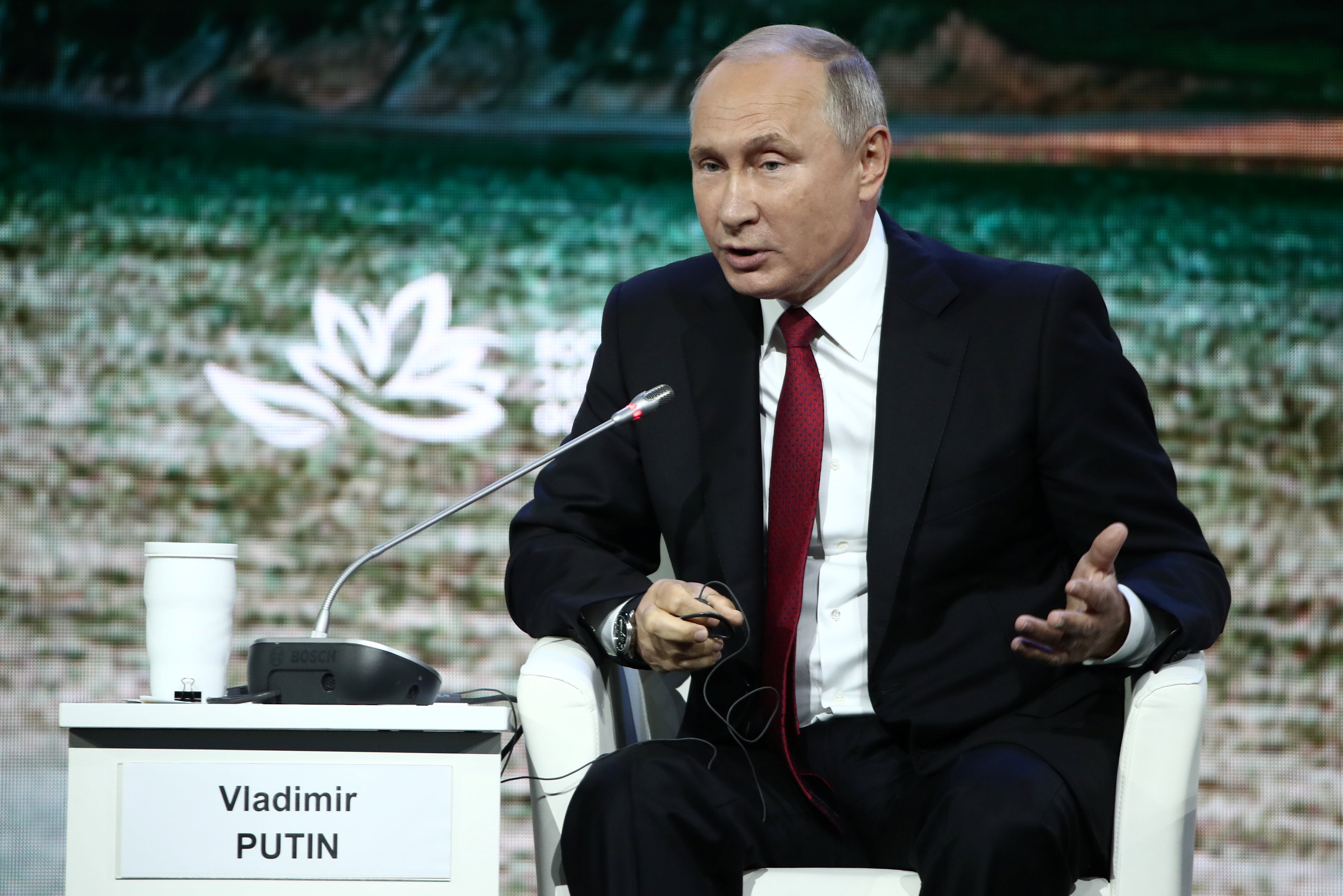 2 - الرئيس الروسي بوتين يحضر المنتدى الاقتصادي الشرقي في فلاديفوستوك
