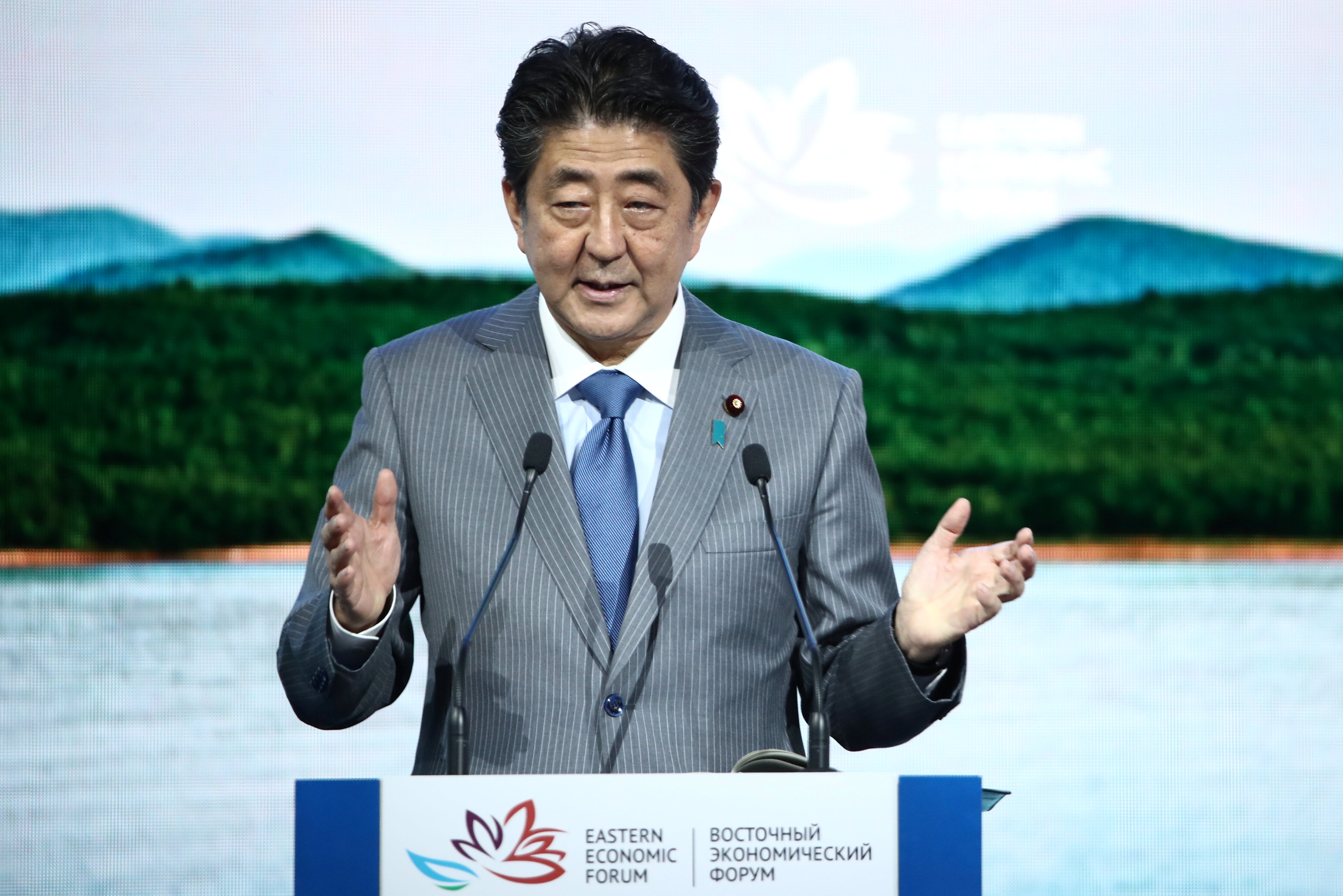 5 – رئيس الوزراء اليابانى اثناء القاء كلمته بالمنتدى 