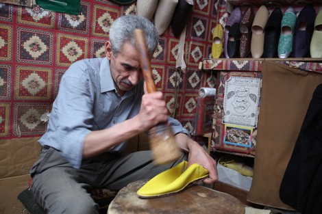 رجل مغربى يصنع البلغة
