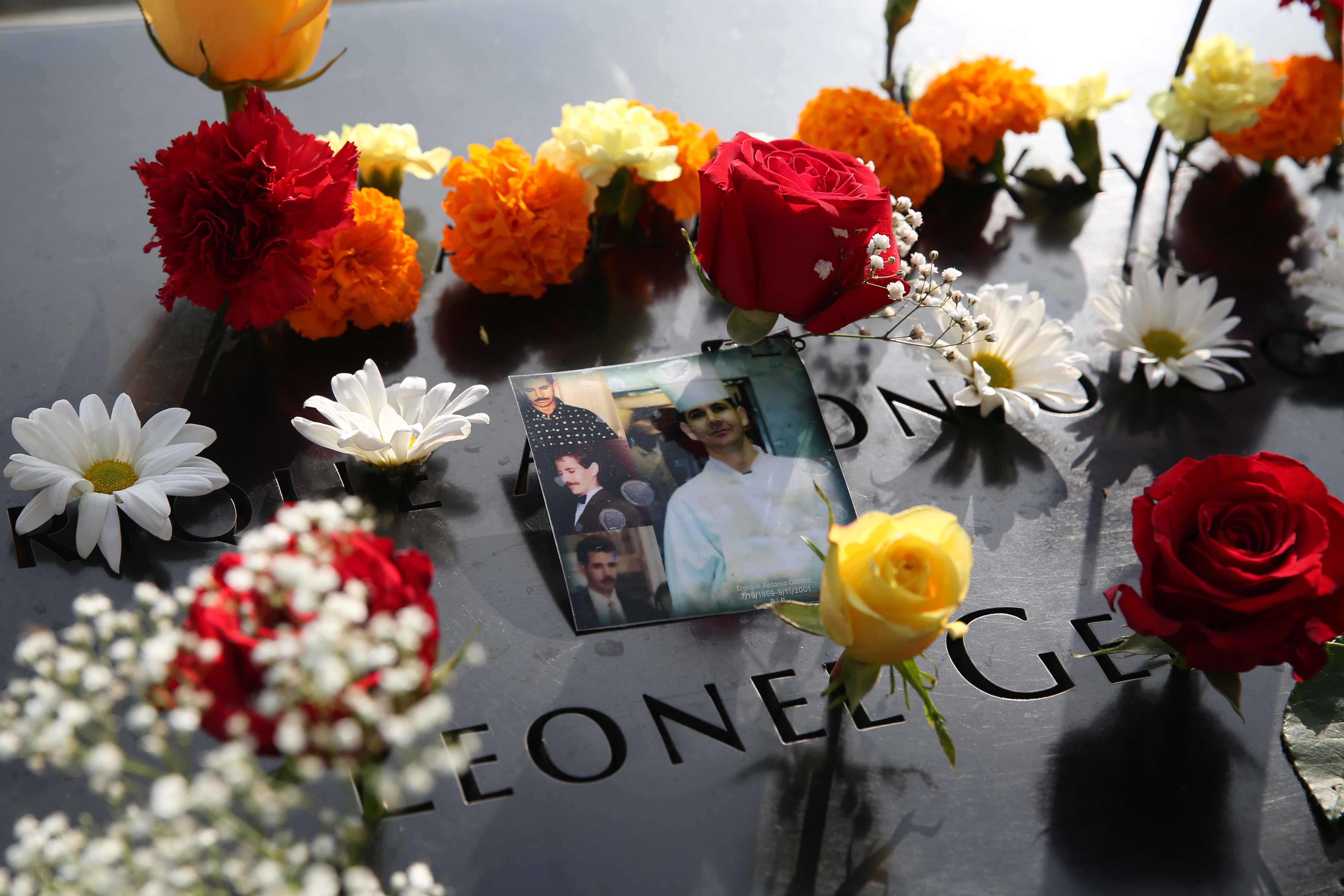 الورود على صور ضحايا أحداث 11 سبتمبر 