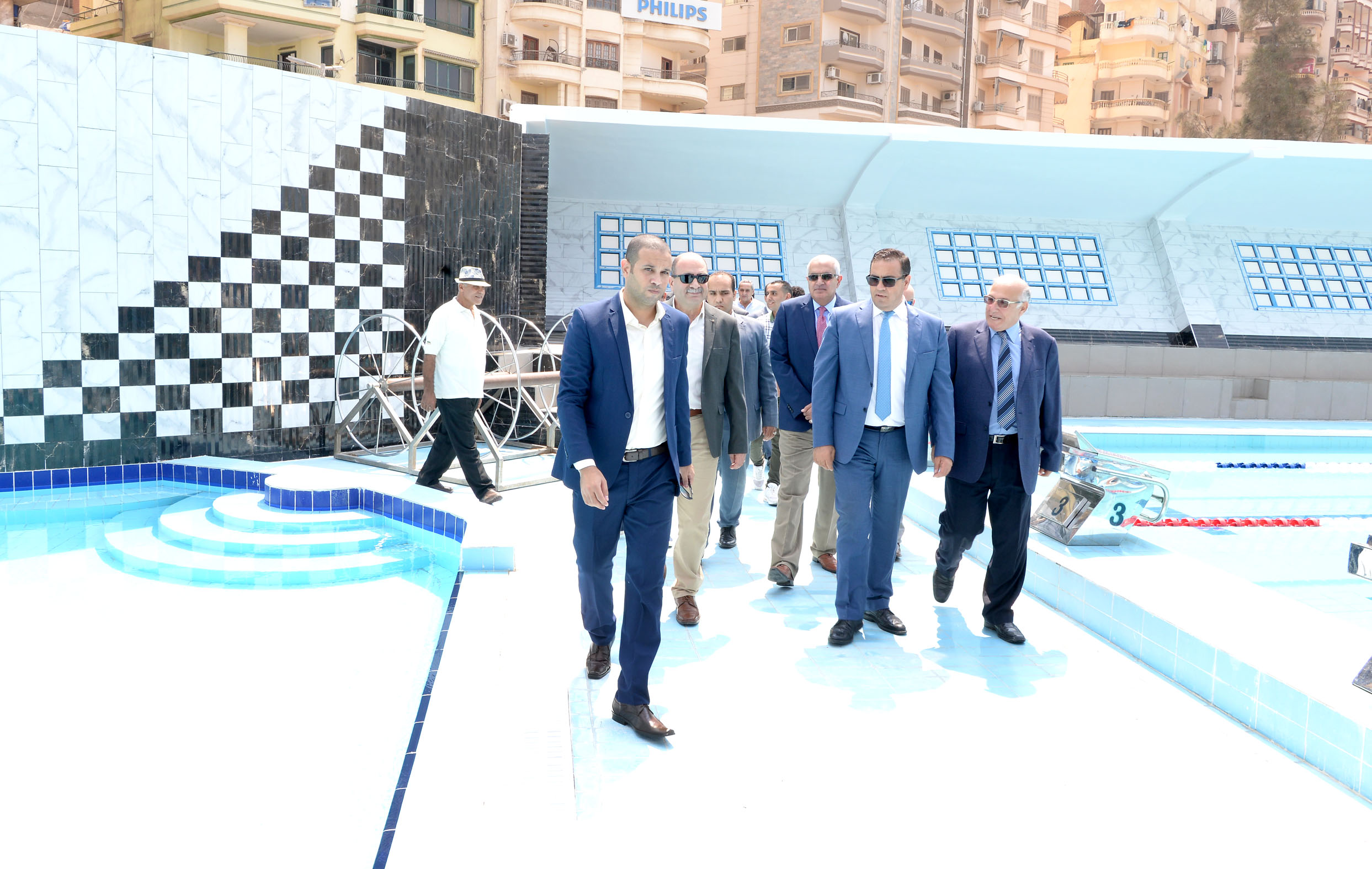 رئيس جامعة المنصورة يفتتح حمام السباحة التعليمى بالقرية الأولمبية بجامعة المنصورة (5)