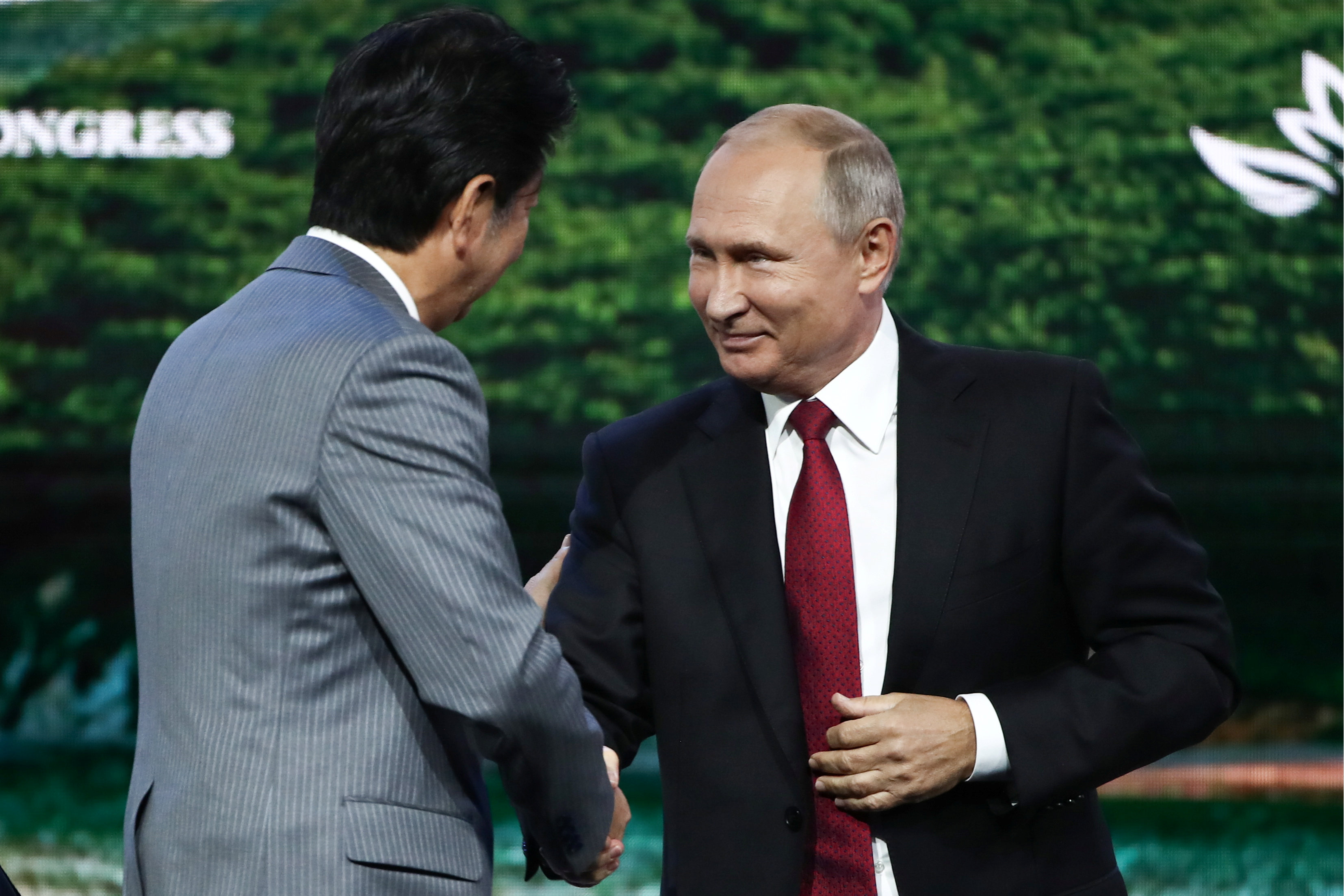 6 – بوتين يحيى رئيس الوزراء اليابانى 