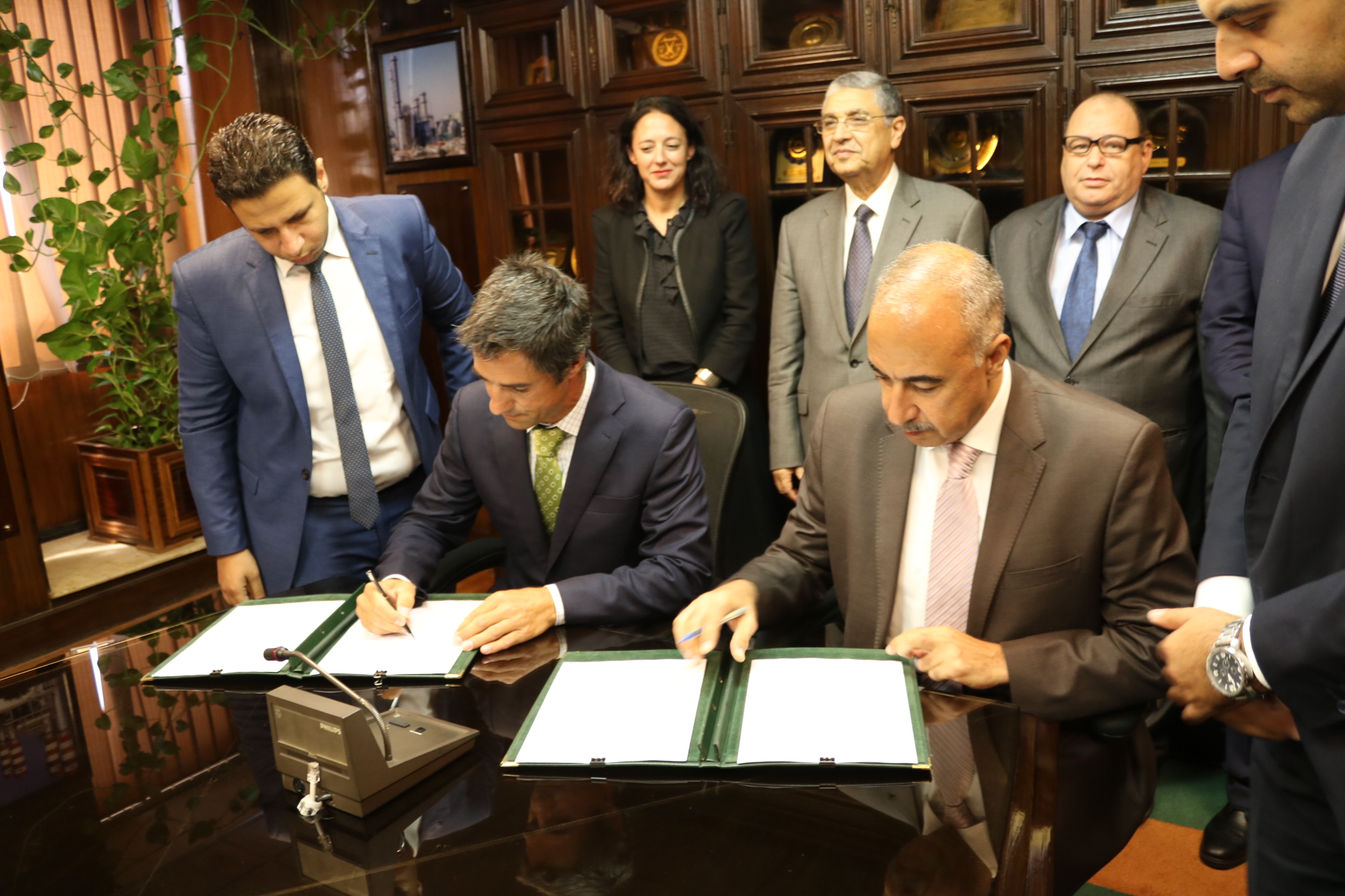توقيع عقد بين هيئة الطاقة الجديدة والمتجددة وشركة TSK الأسبانية (1)