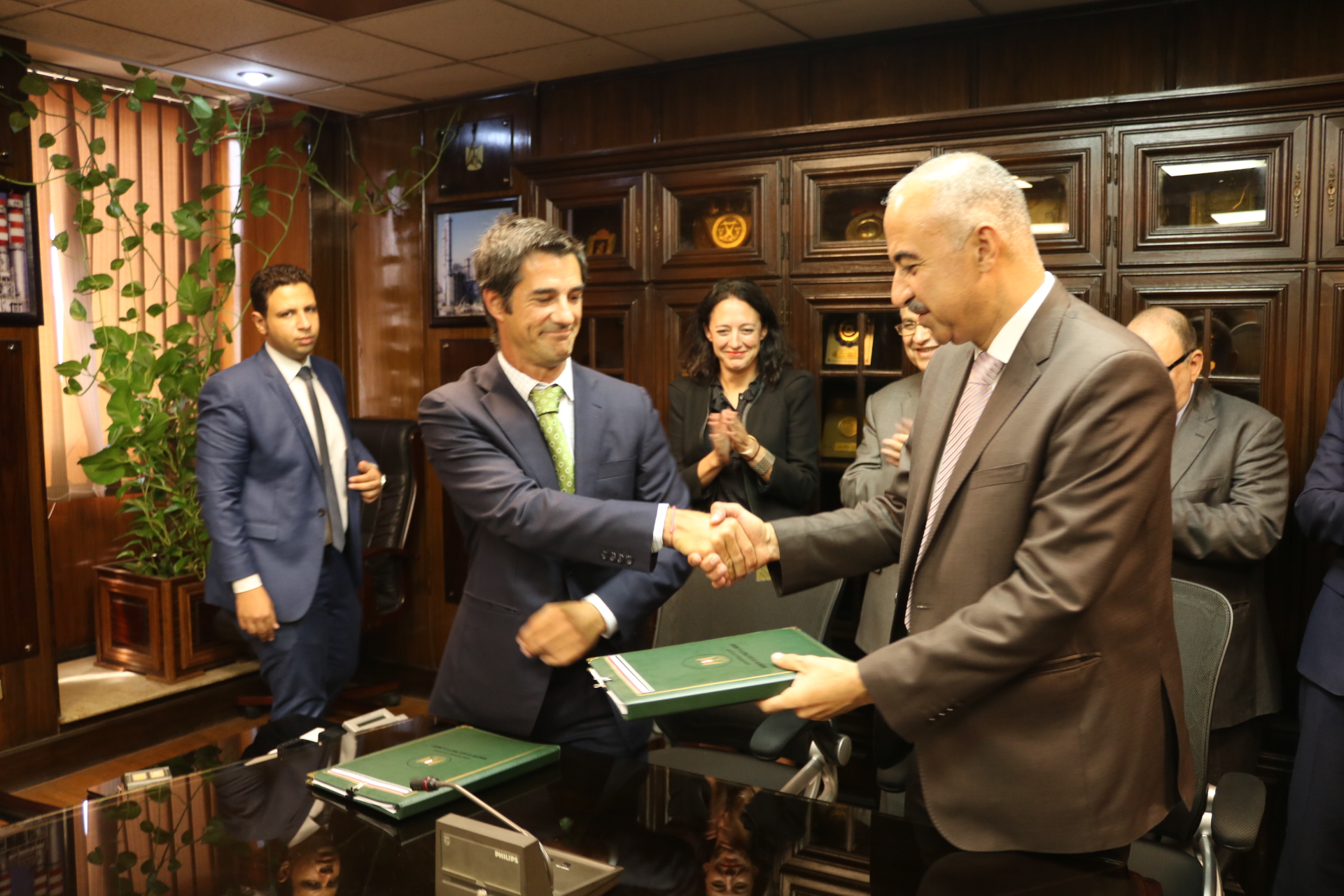 توقيع عقد بين هيئة الطاقة الجديدة والمتجددة وشركة TSK الأسبانية (3)