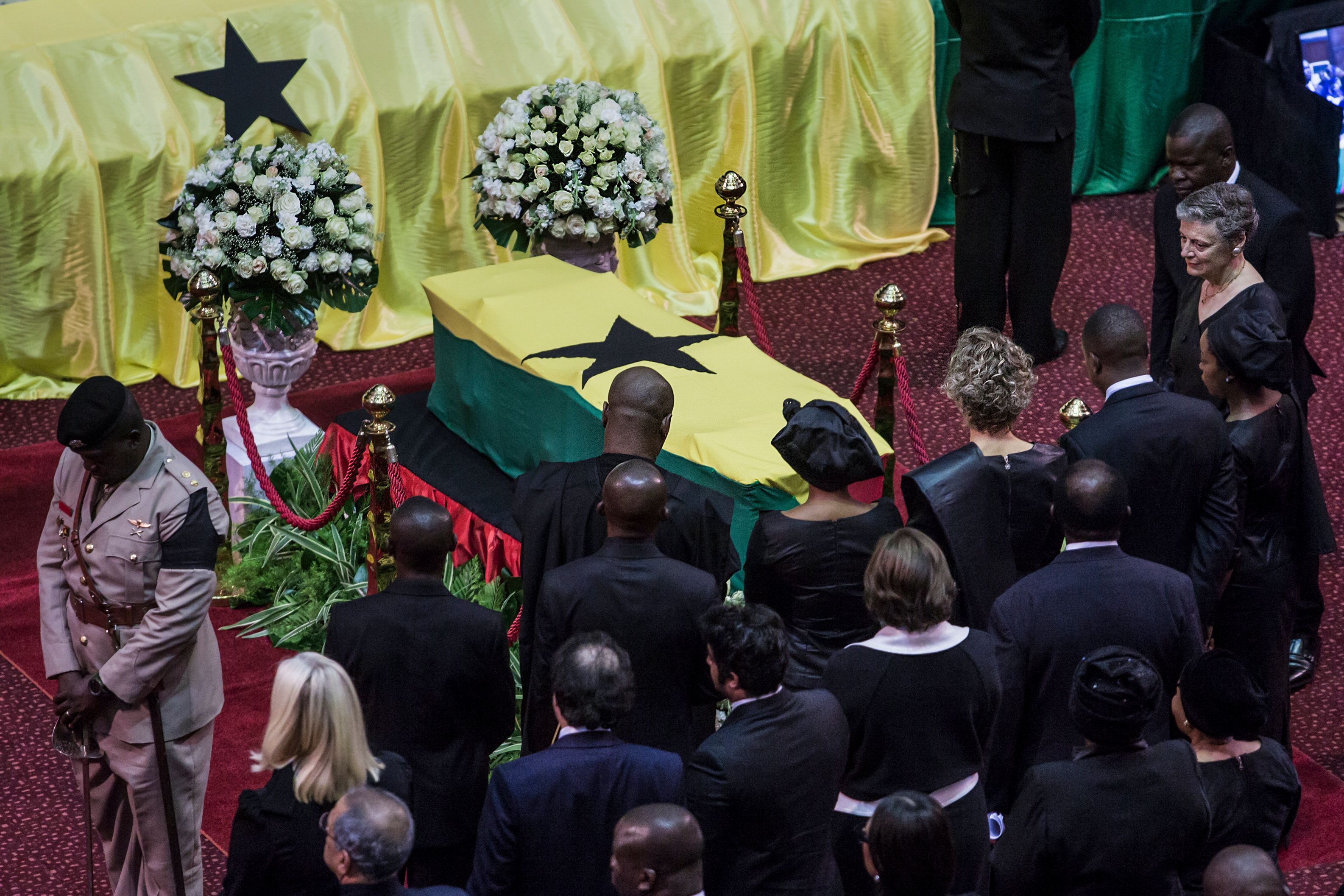 المواطنون الغانيون وشخصيات أخرى يلقون نظرة الوداع على جثمان  عنان