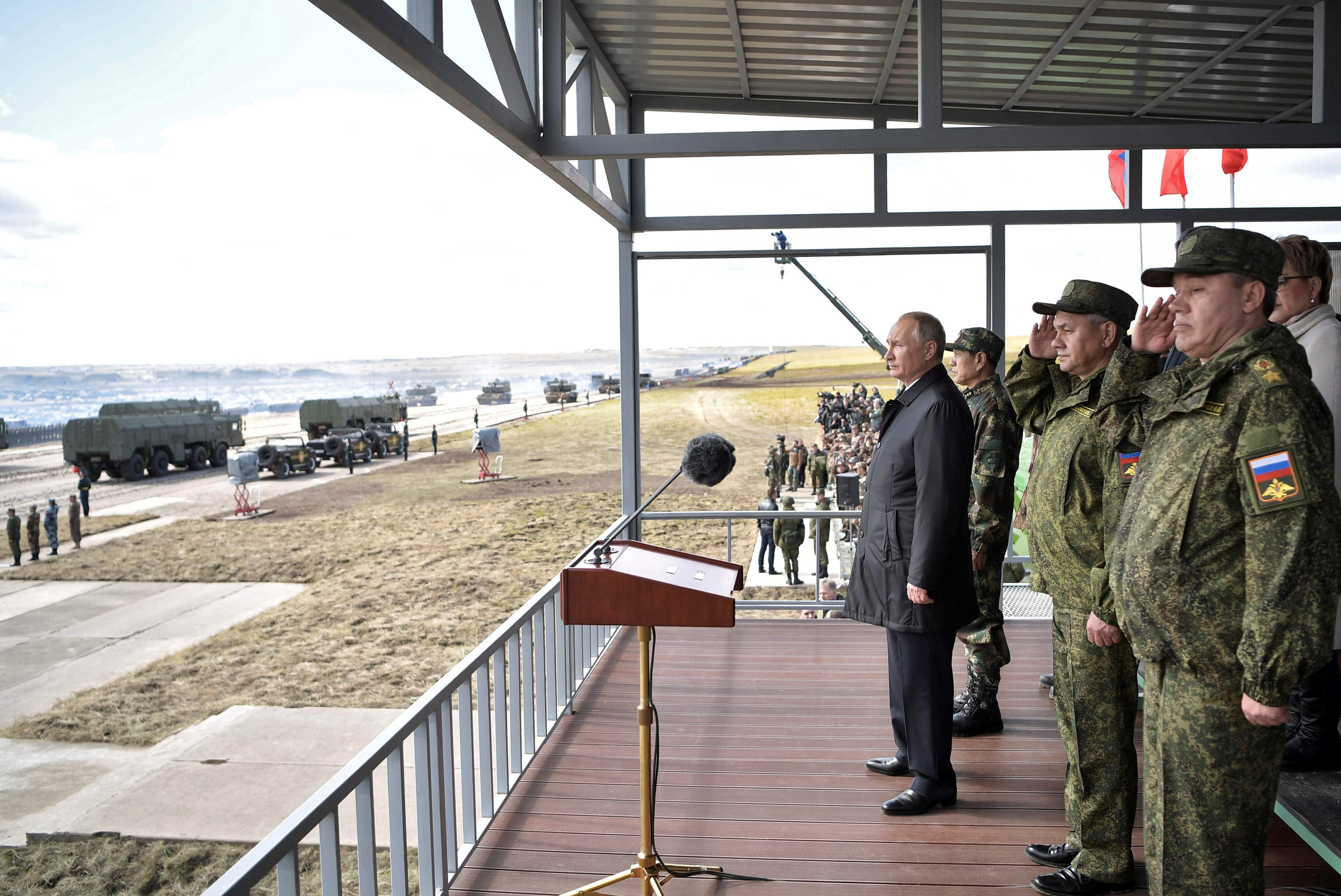 بوتين يحي القوات المشاركة فى المناورات العسكرية