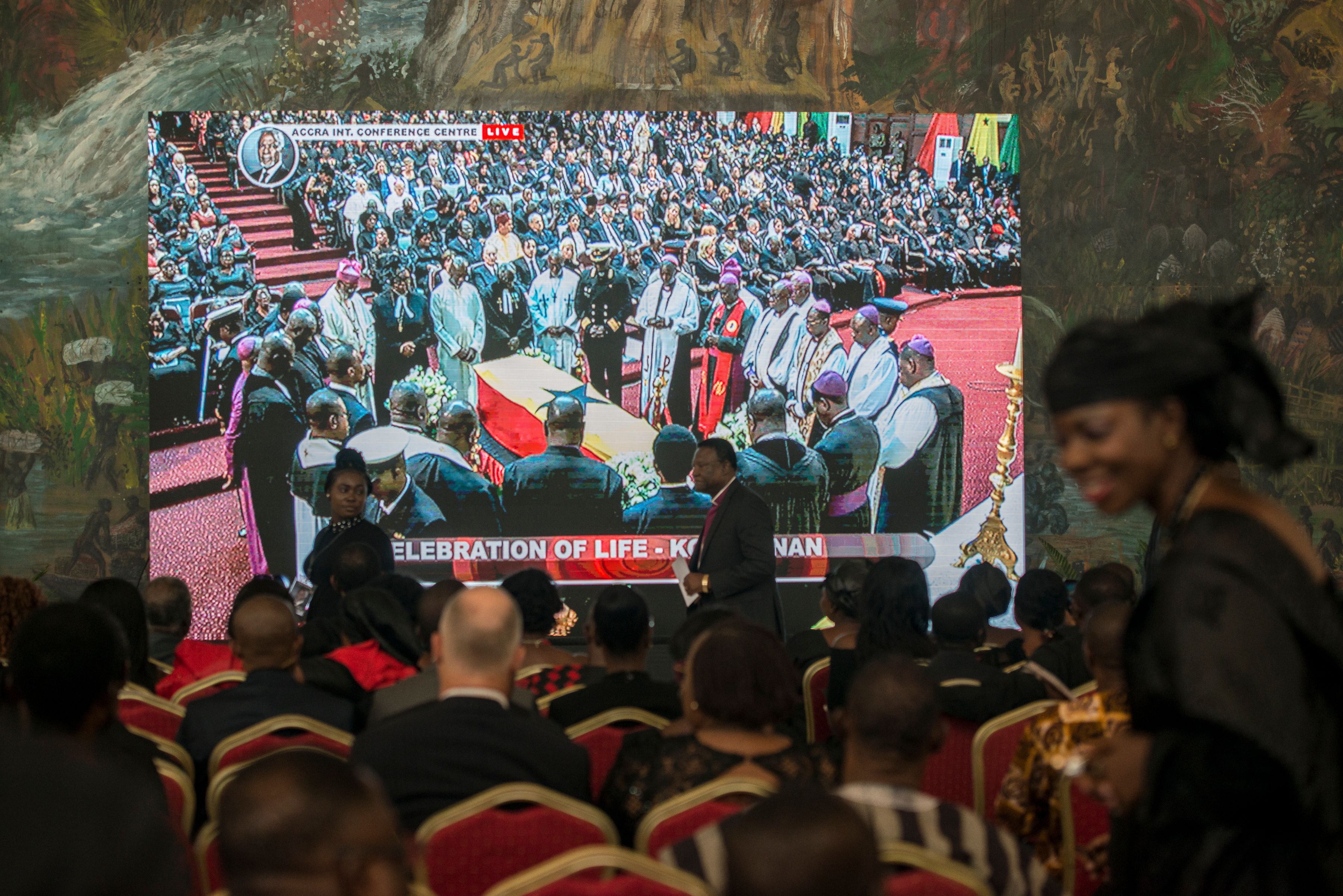 الغانيون يشاهدون مراسم دفن كوفى عنان عبر التلفاز