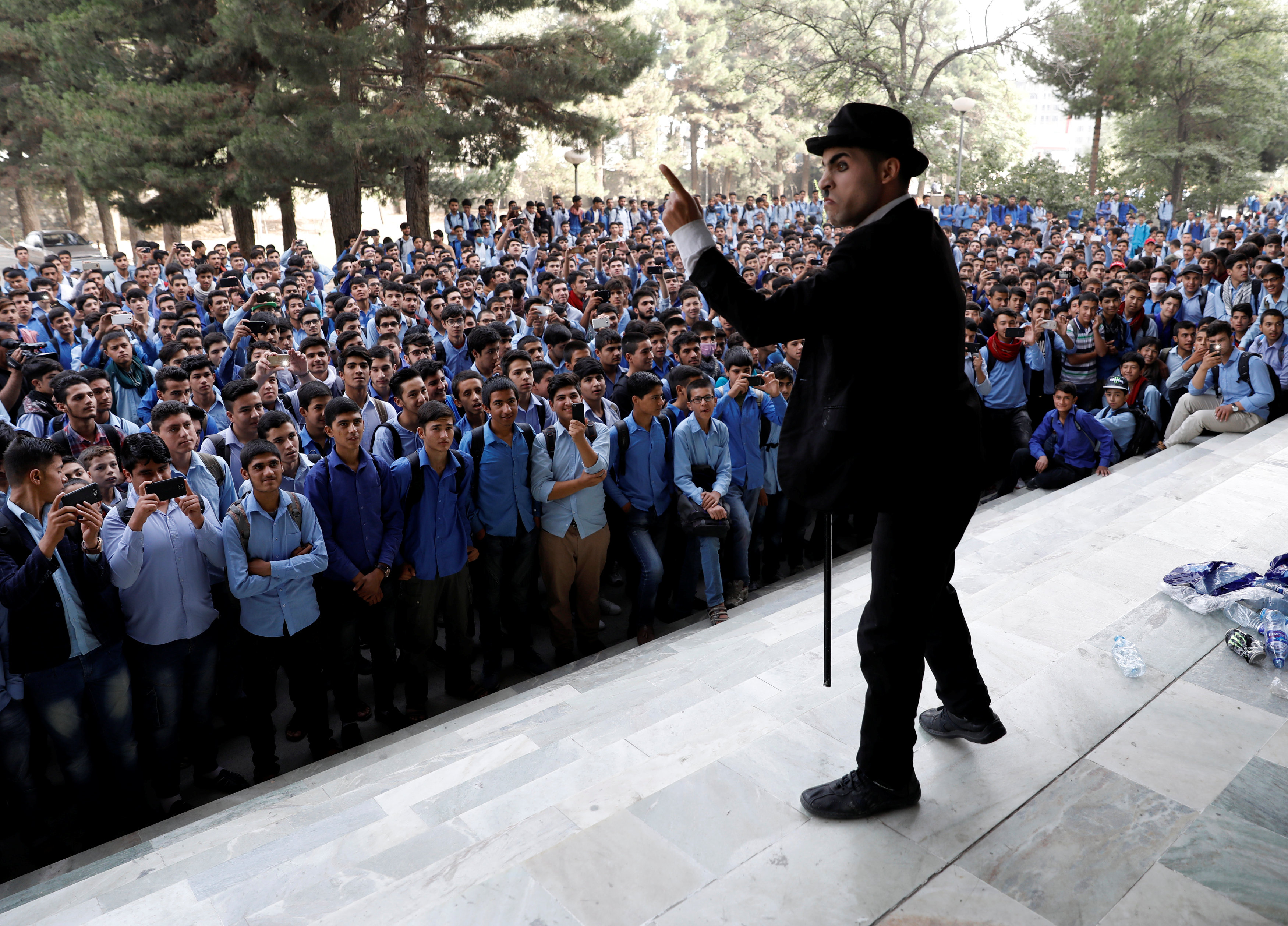 كريم آسر يقدم أحد العروض أمام طلاب مدرسة
