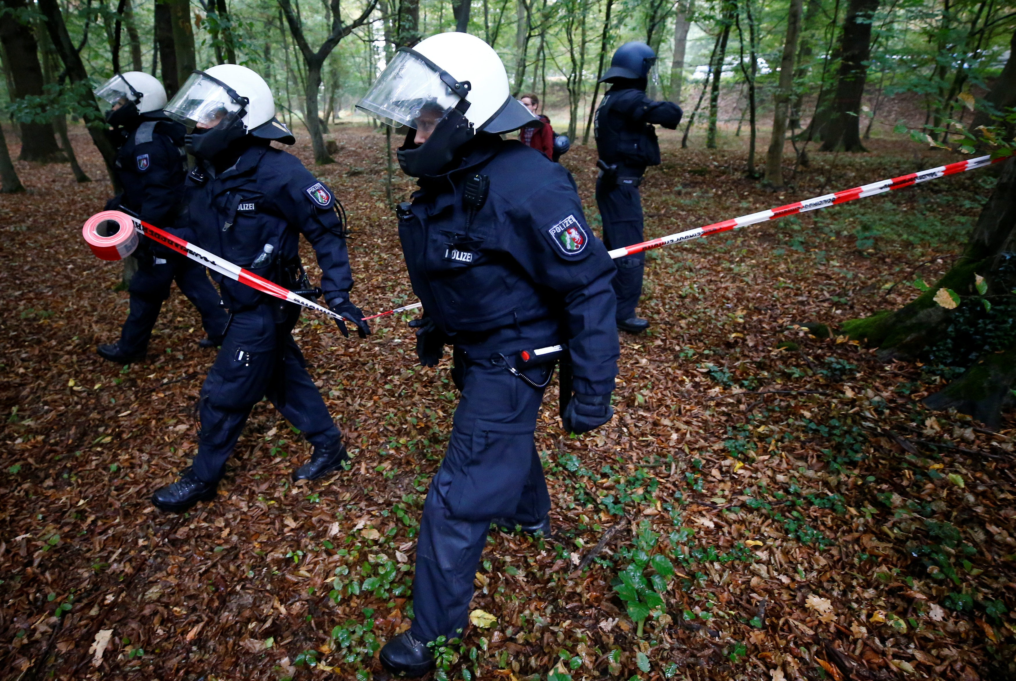 قوات الشرطة الألمانية تكثف انتشارها بالغابة