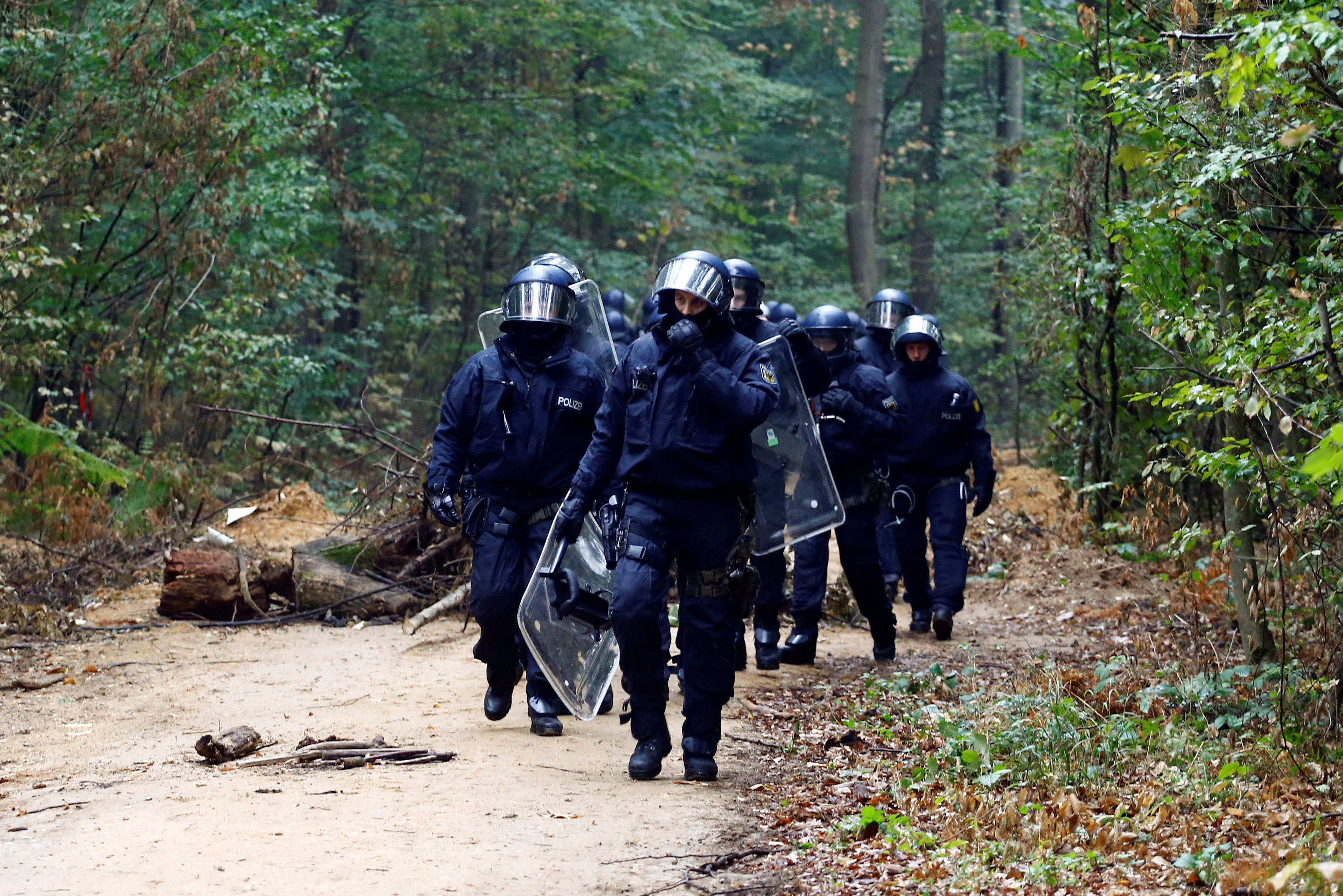 الشرطة الألمانية فى طريقها للغابة