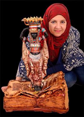 دينا مع تورتة تحمل لمسات من الثقافة المصرية