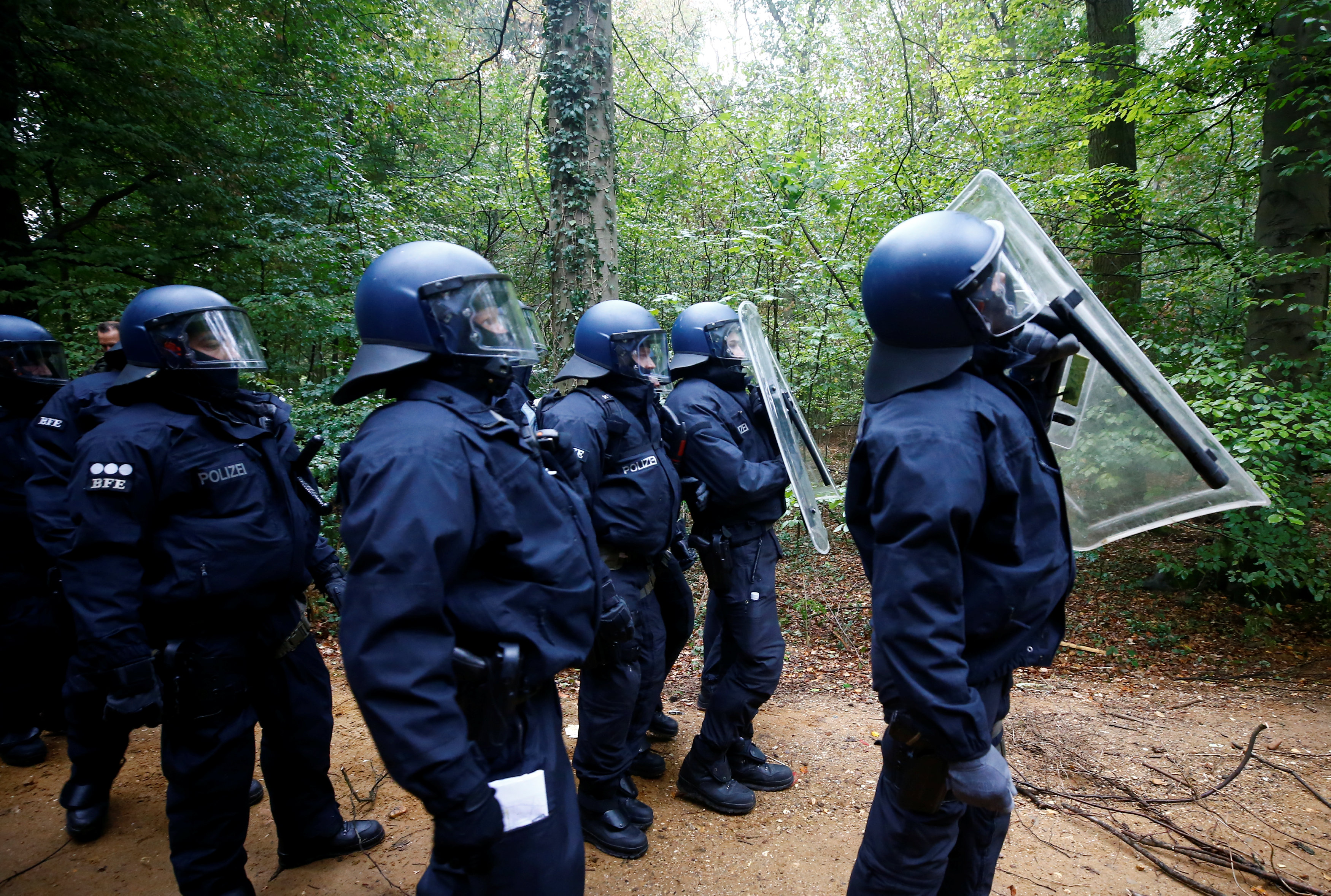 قوات الأمن الألمانية تحاصر الغابة