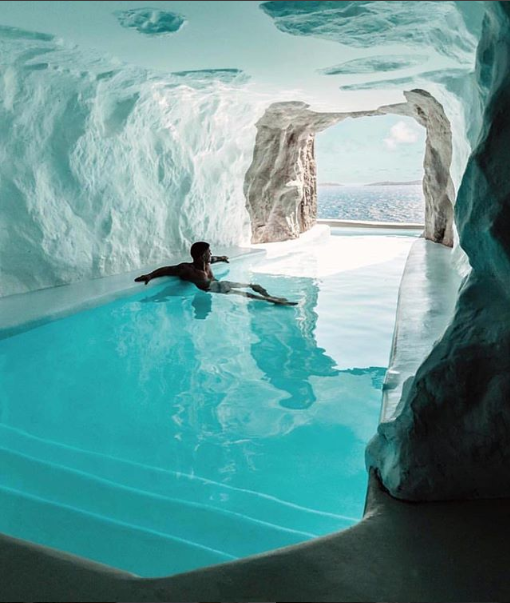 حمام سباحة فى أحد الأماكن السياحية باليونان