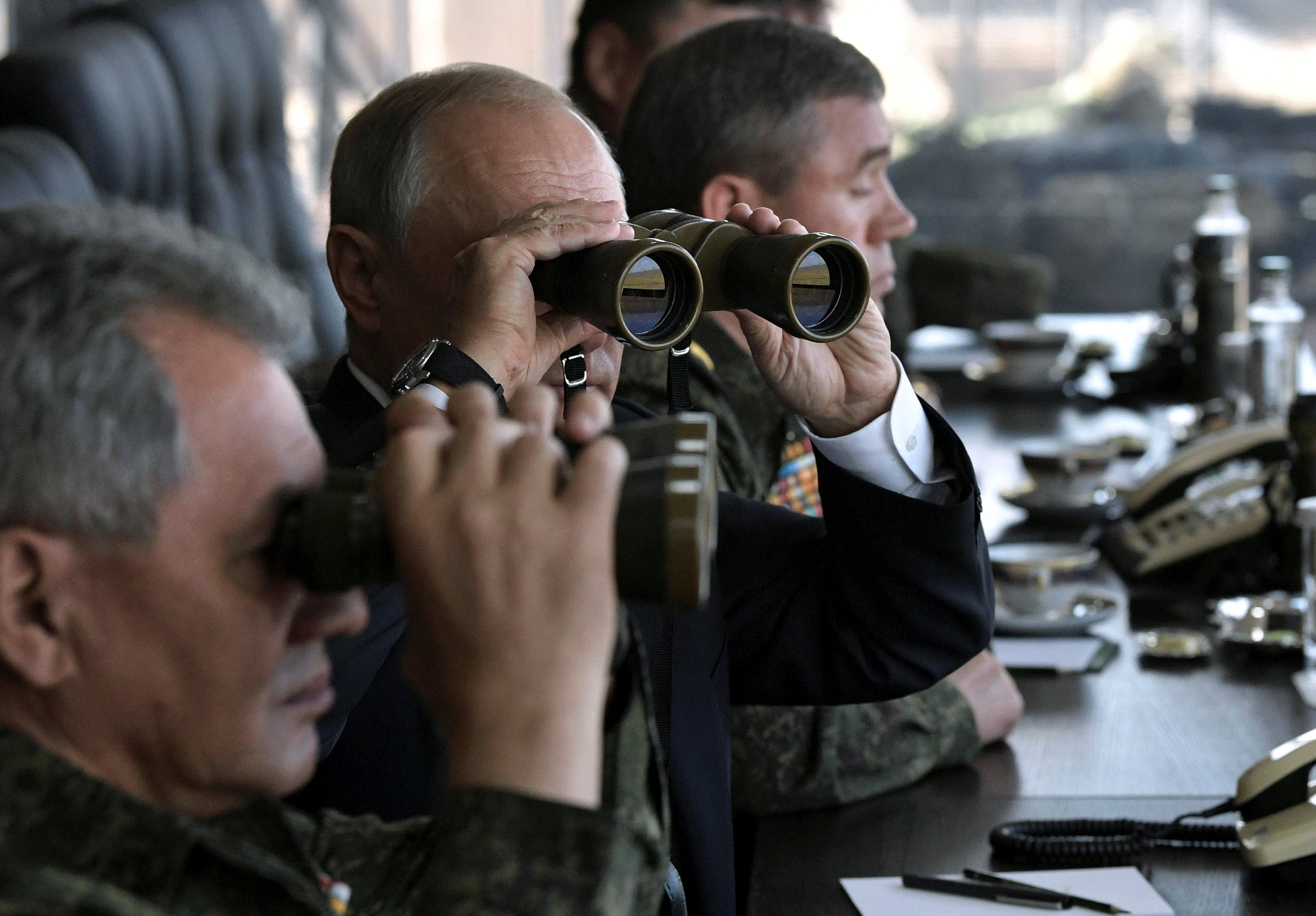 الرئيس الروسى ووزير دفاعه يتابعان المناورة العسكرية
