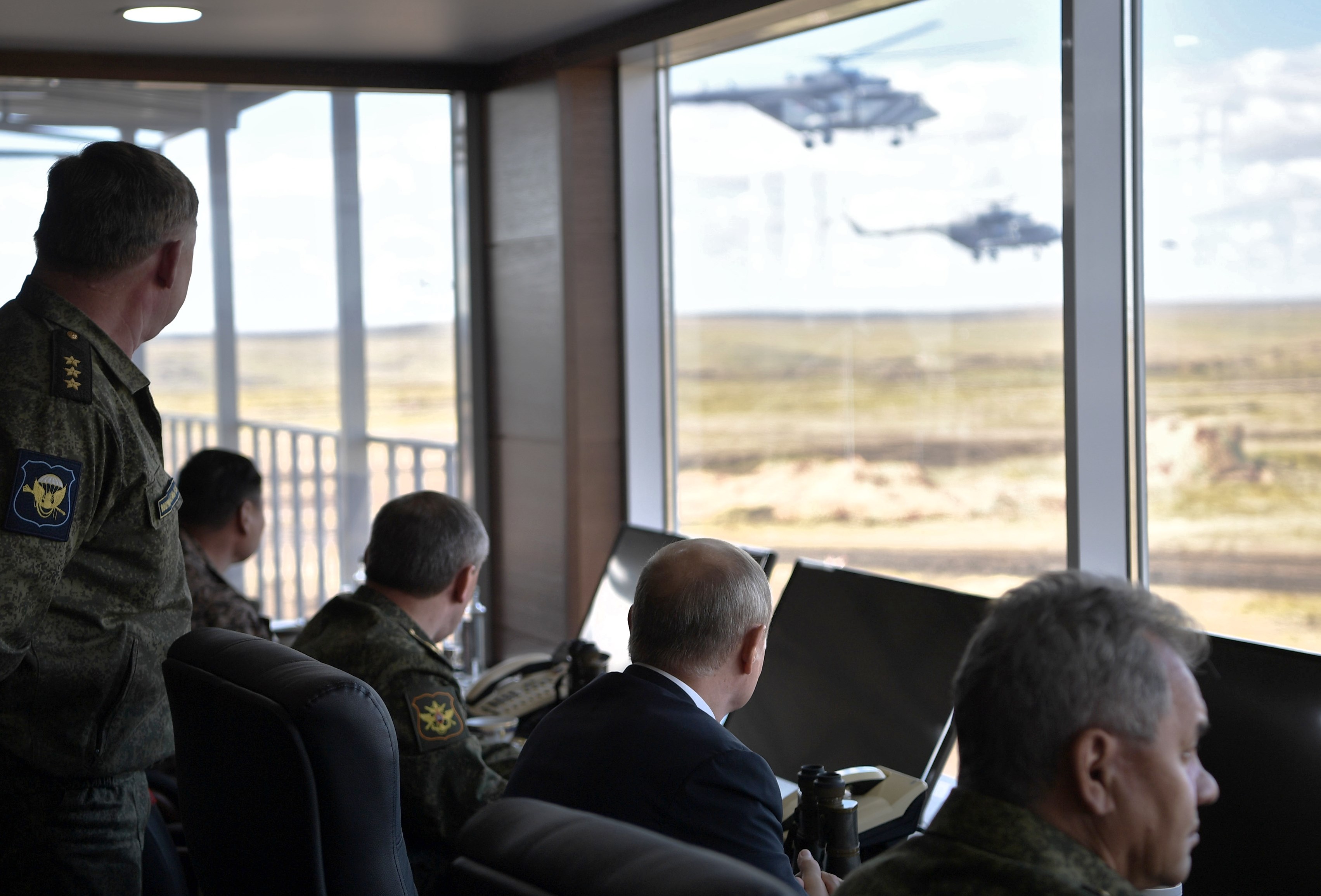 بوتين يتابع الطائرات العسكرية أثناء المناورة