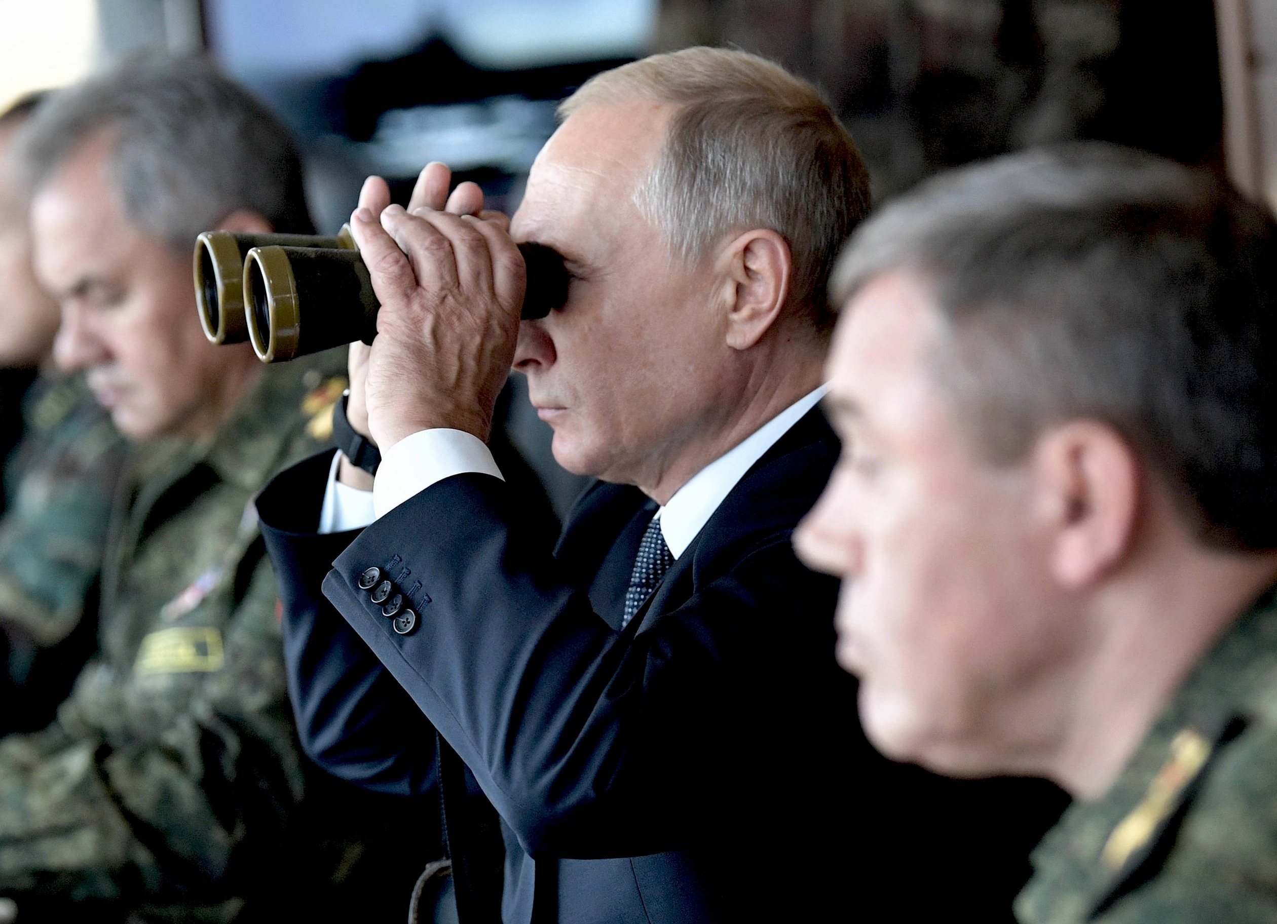 بوتين يتابع المناورات العسكرية