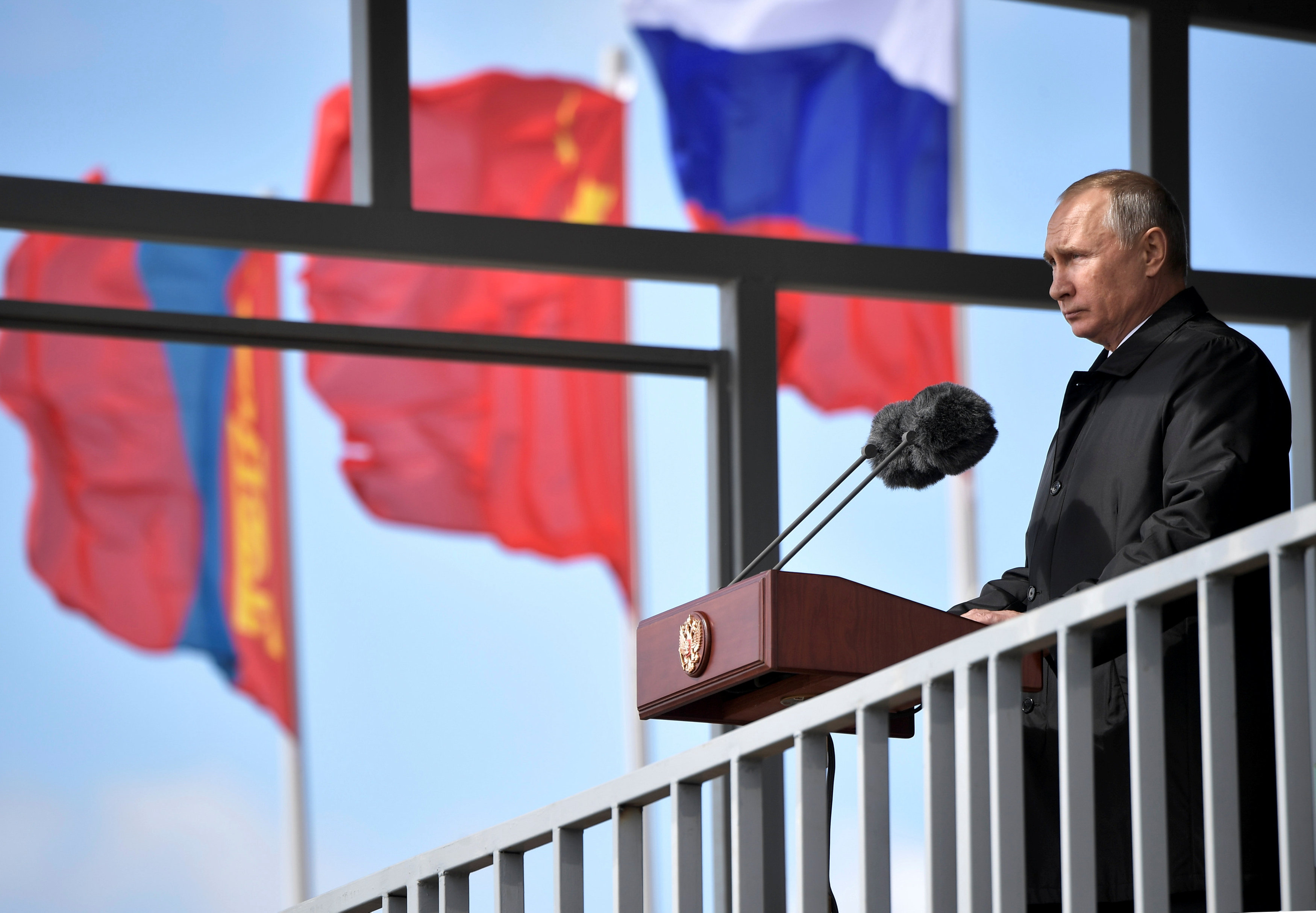 الرئيس الروسى يلقى كلمة على هامش المناورة العسكرية