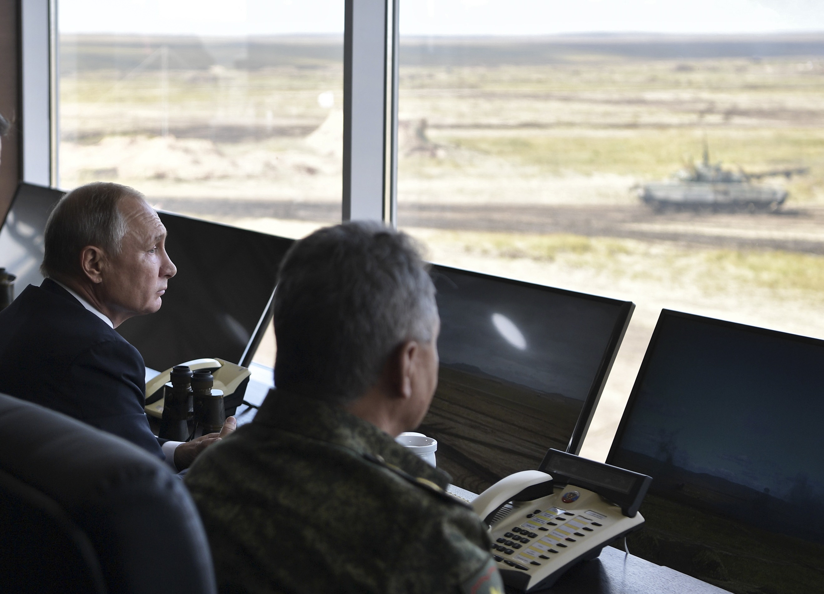 الرئيس الروسى فلاديمير بوتين يتفقد المناورات العسكرية