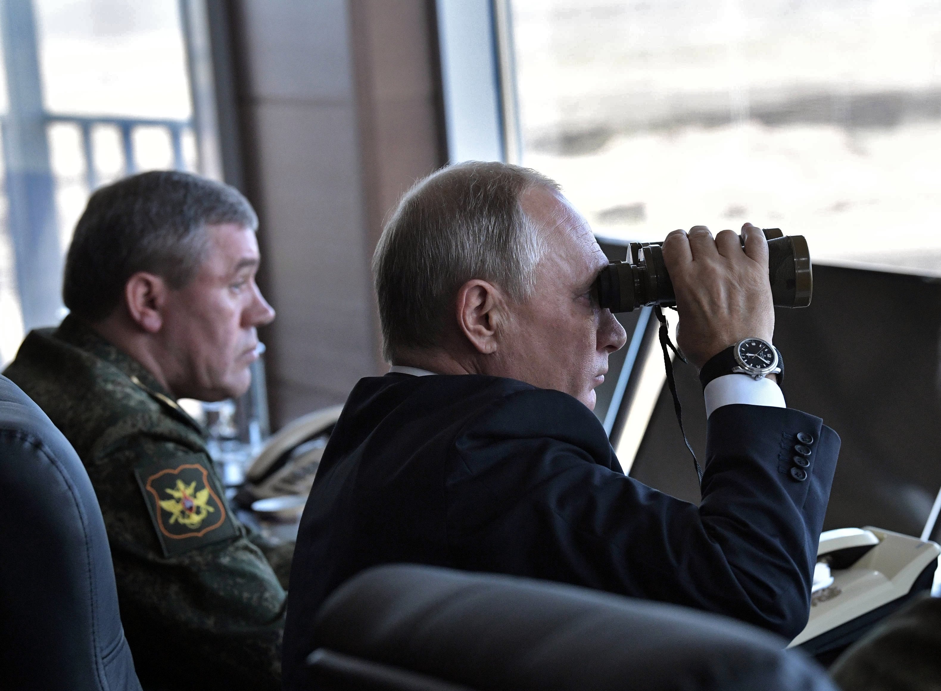 الرئيس الروسى يتابع المناورة العسكرية من غرفة العمليات