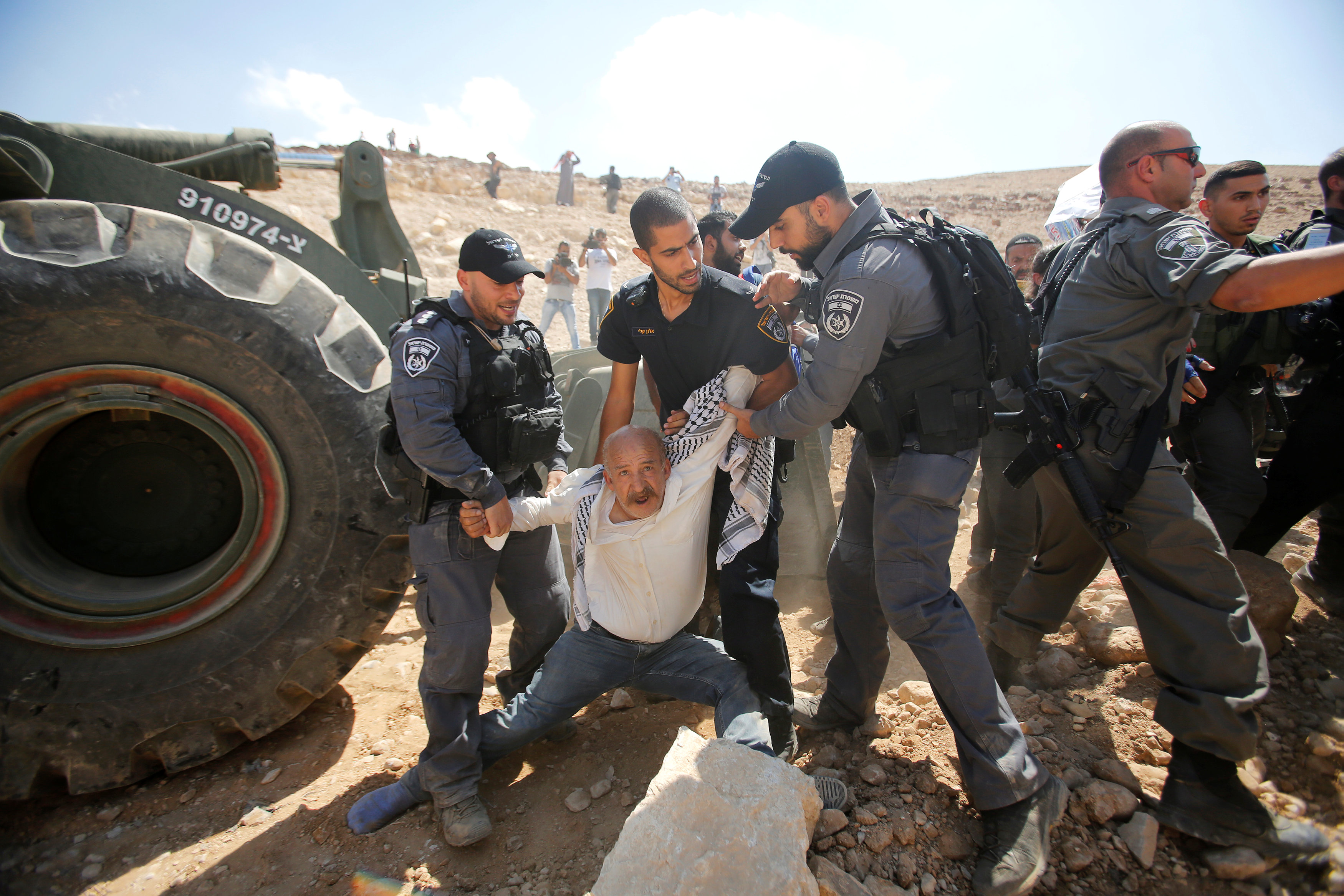 قوات الاحتلال الإسرائيلى تعتدى على متظاهرين 