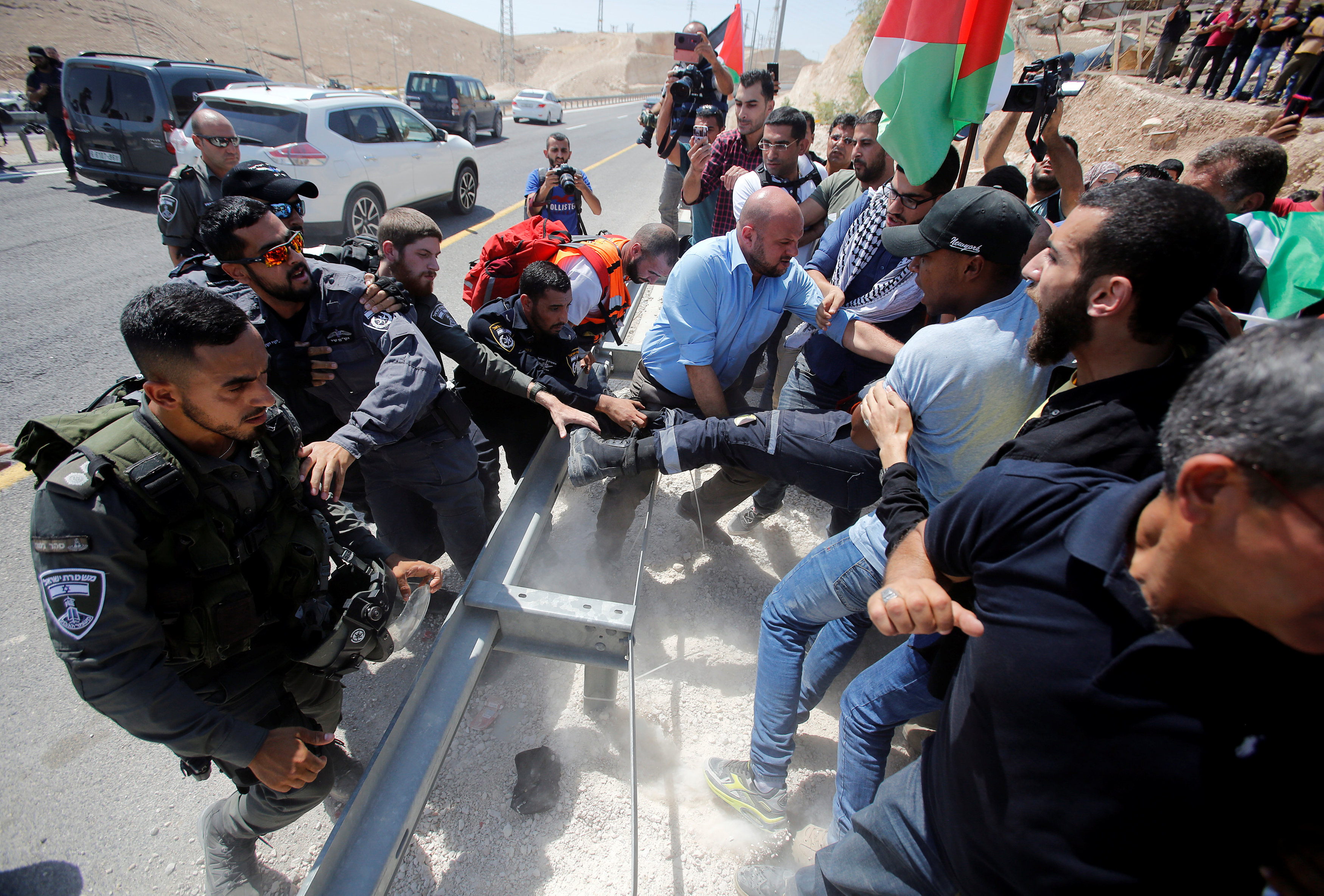 متظاهرين فلسطينيين بقرية خان الأحمر 