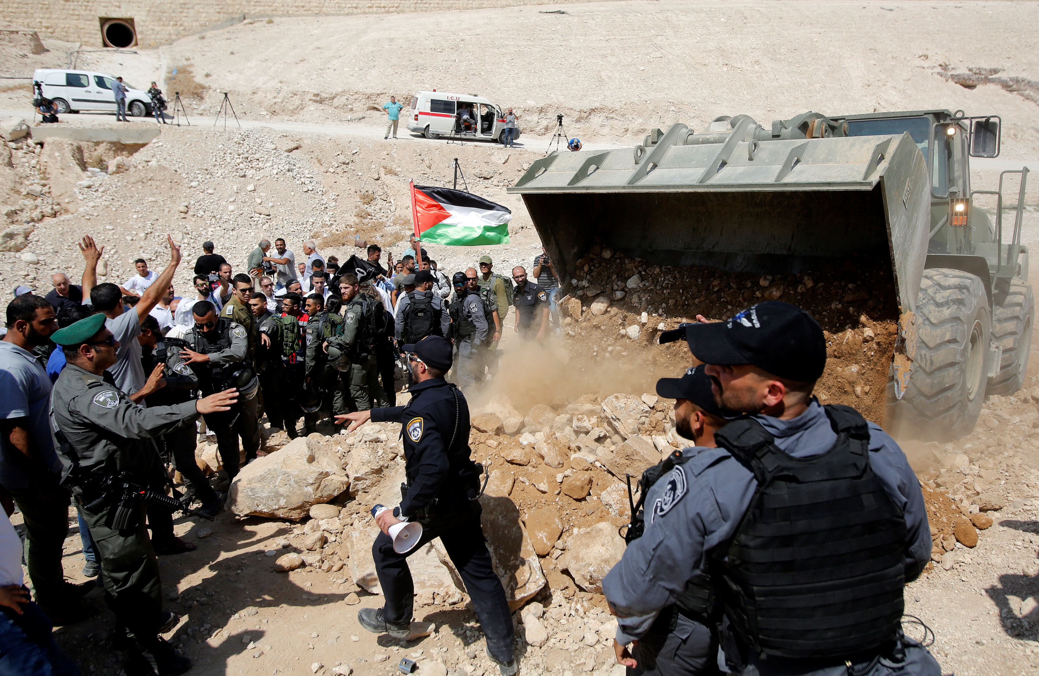 الفلسطينيون يواجهون قوات الاحتلال الإسرائيلى 