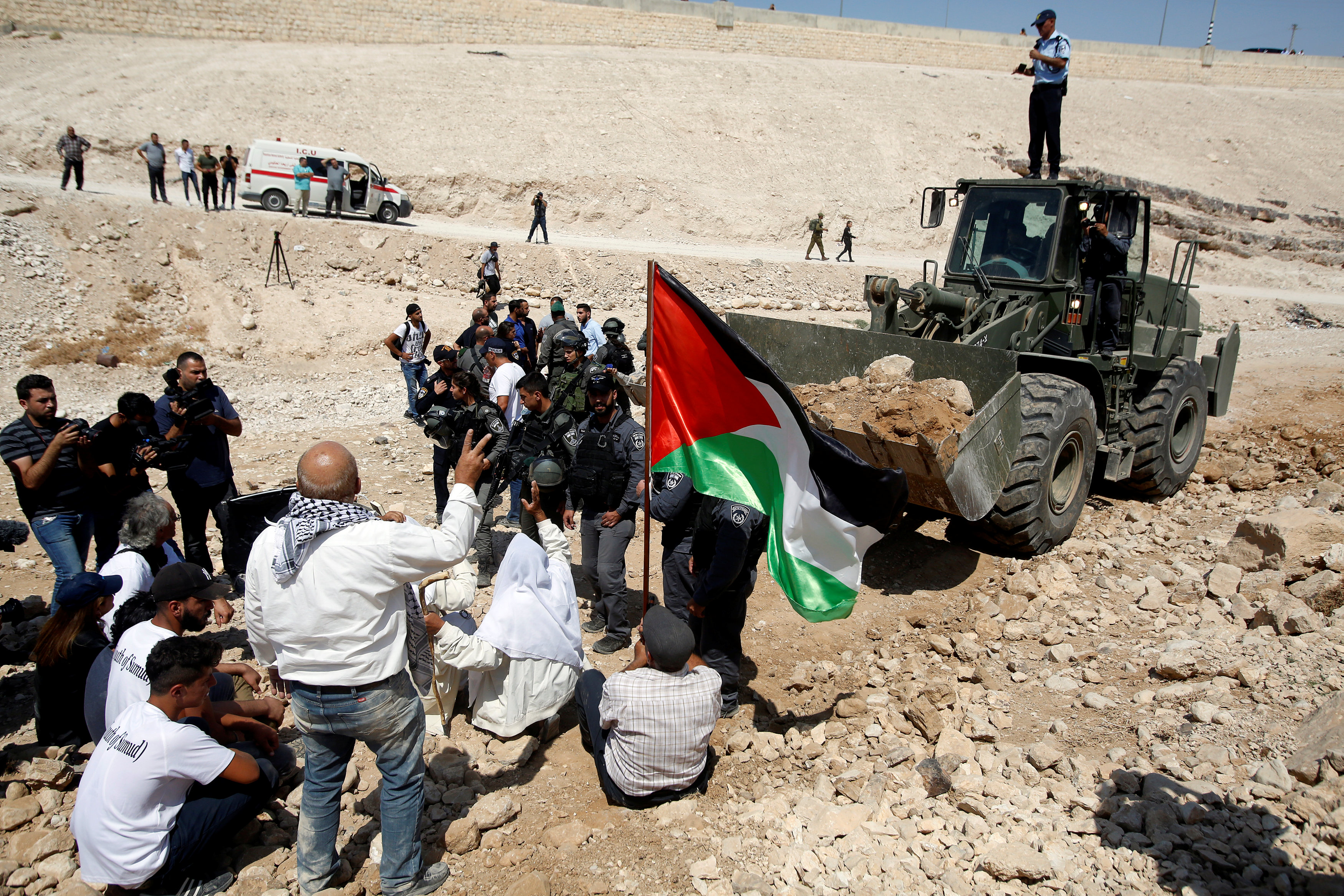 الفلسطينيون يدافعون عن أرضهم من التجريف 