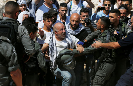 عجوز فلسطينى يصرخ فى وجه الاحتلال 