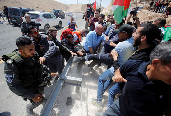 جانب من المواجهات بين قوات الاحتلال والفلسطينيين 