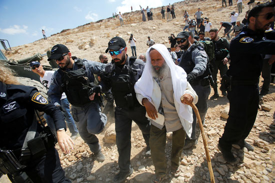 الاحتلال الإسرائيلى يقبض على عجوز فلسطينى 