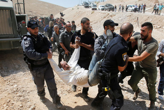 قوات الاحتلال الإسرائيلى تسحل متظاهرين 