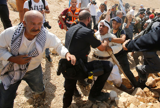 عجوز فلسطينى يواجه جيش الاحتلال 