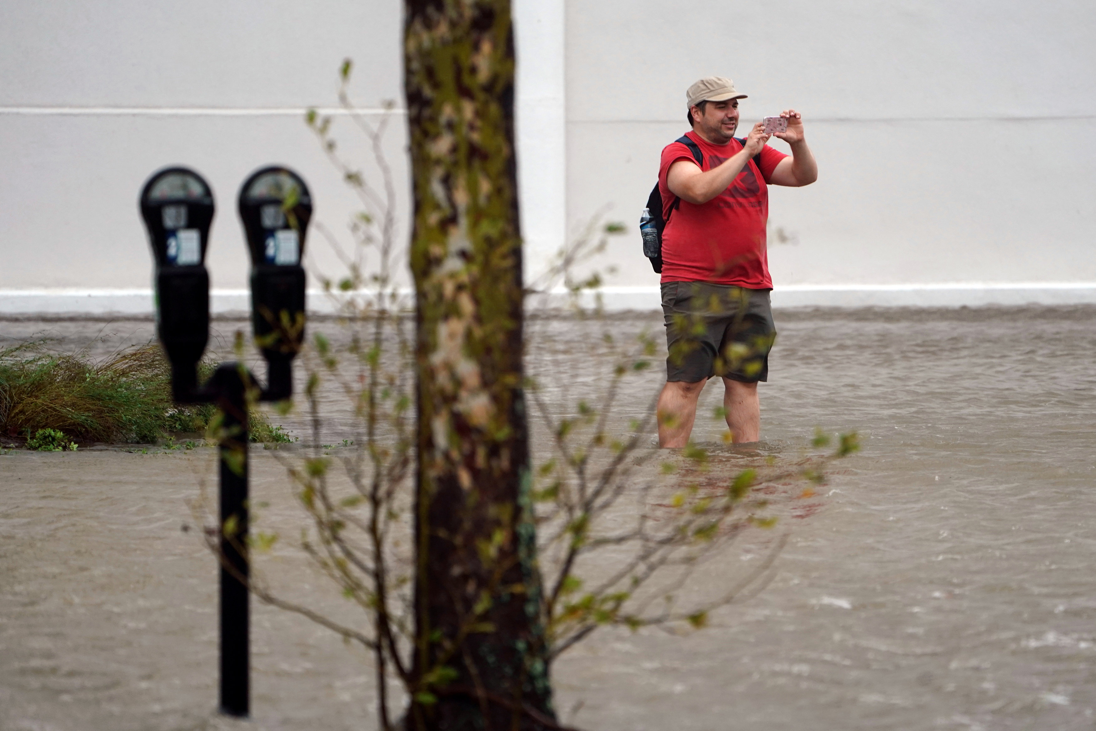 مواطن امريكى يلتقط صورا لعصار فلورنس