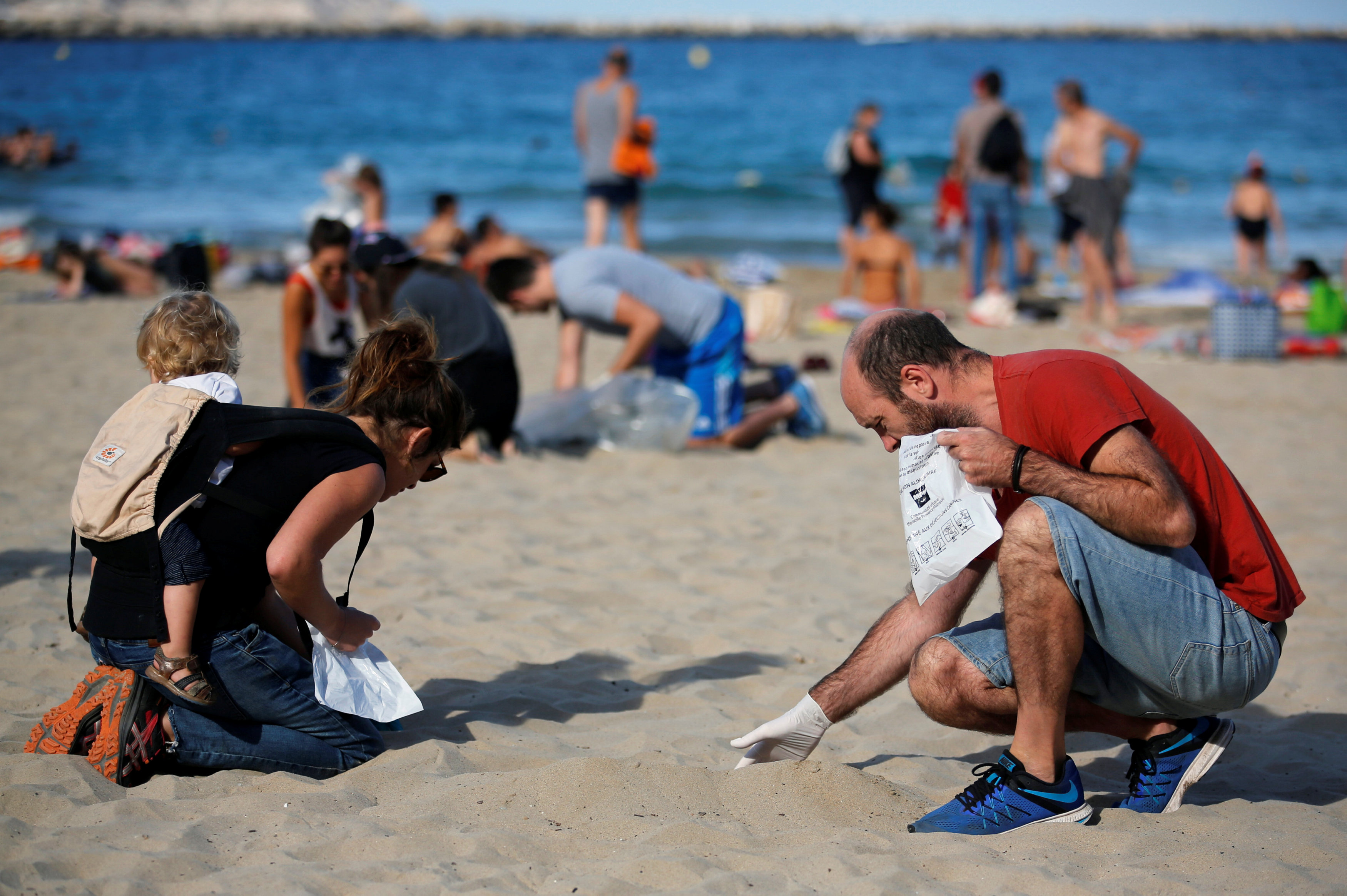 الفرنسيون ينظفون الشواطئ