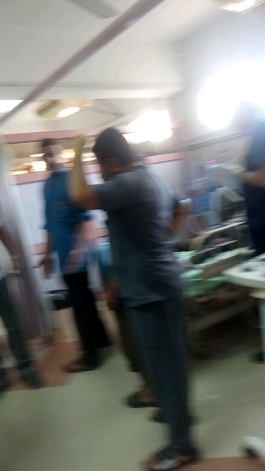 وصول 6 من ضحايا الغسيل الكلوي بمستشفي ديرب نجم لعناية مستشفى جامعة الزقازيق (5)