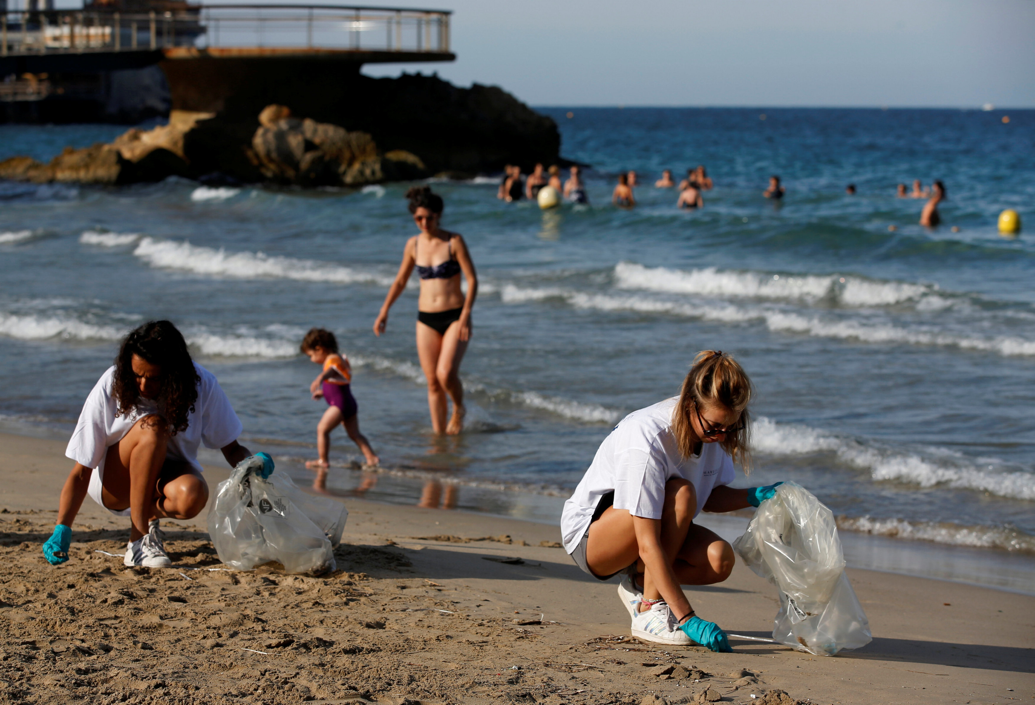 الفرنسيون ينظفون الشواطئ 