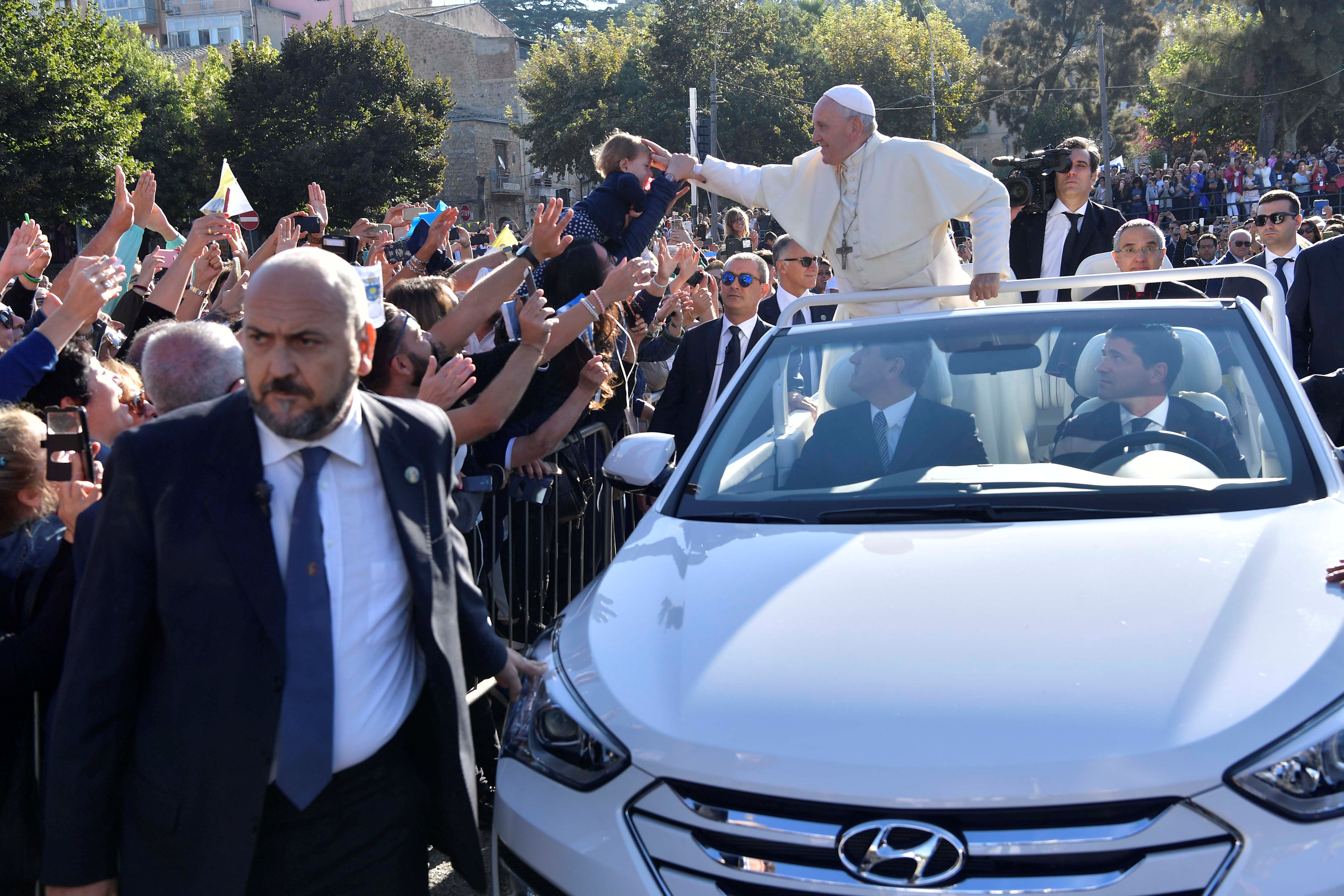 البابا فرانسيس فى سيارة مكشوفة