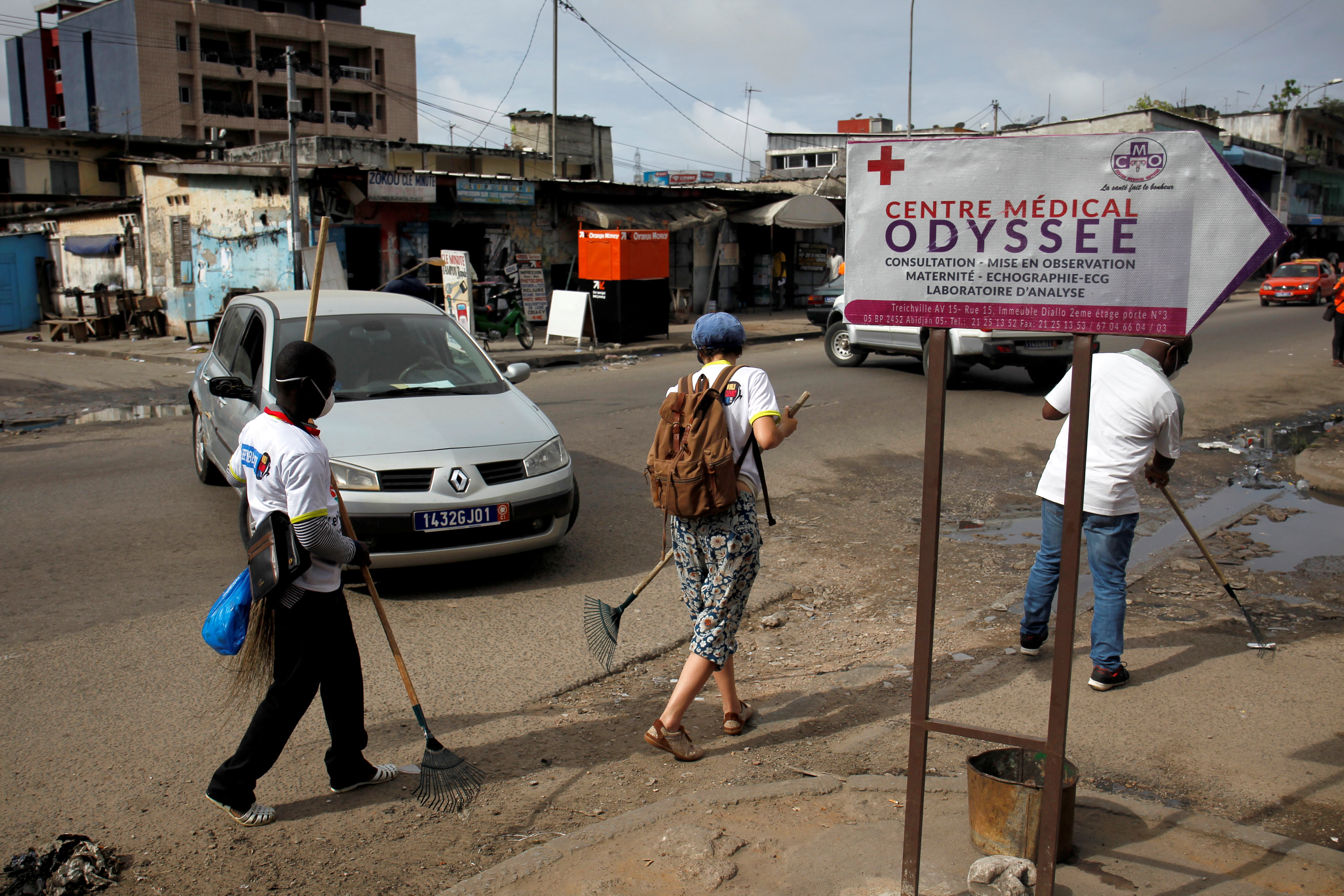 فرق المتطوعين تنظف شوارع أبيدجان