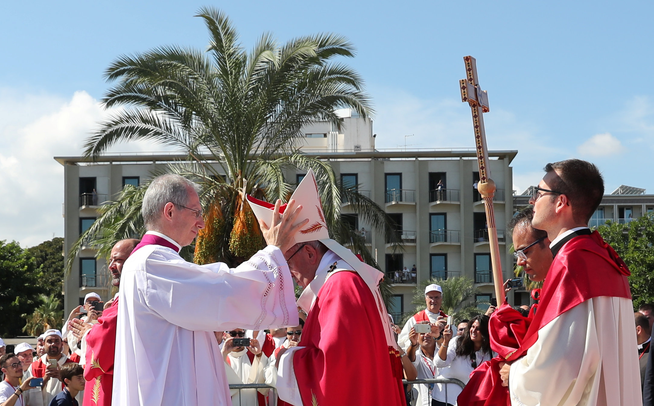 البابا فرانسيس يرتدى القبعة قبل القداس