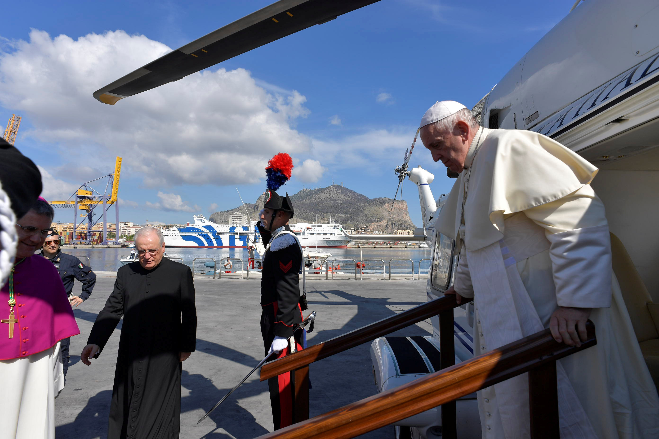 وصول البابا فرانسيس بالهليكوبتر